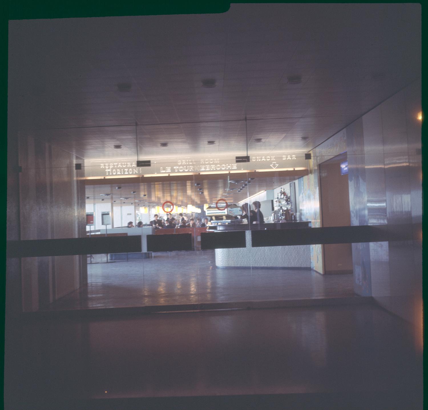 1961, bar de l'entrée du Tournebroche, des Horizons et du Snack-bar, le décor en panneaux en formica de Michèle Van Hout Le Beau est visible sur la droite de la photo,3ème étage. 
