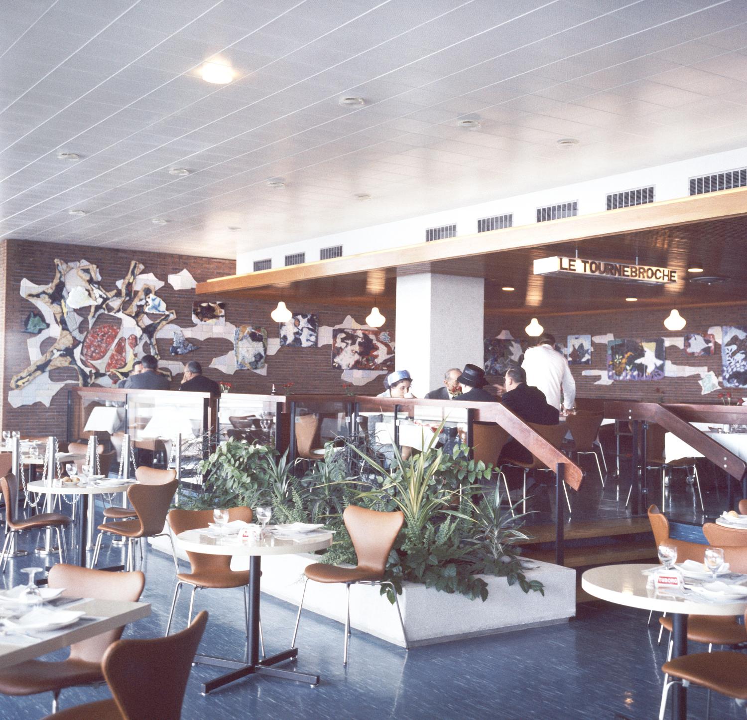 Le Tournebroche vue depuis les Horizons, décor: céramique de Henri Plisson, chaises 3107 série 7 (Arne Jacobsen), 3ème étage.