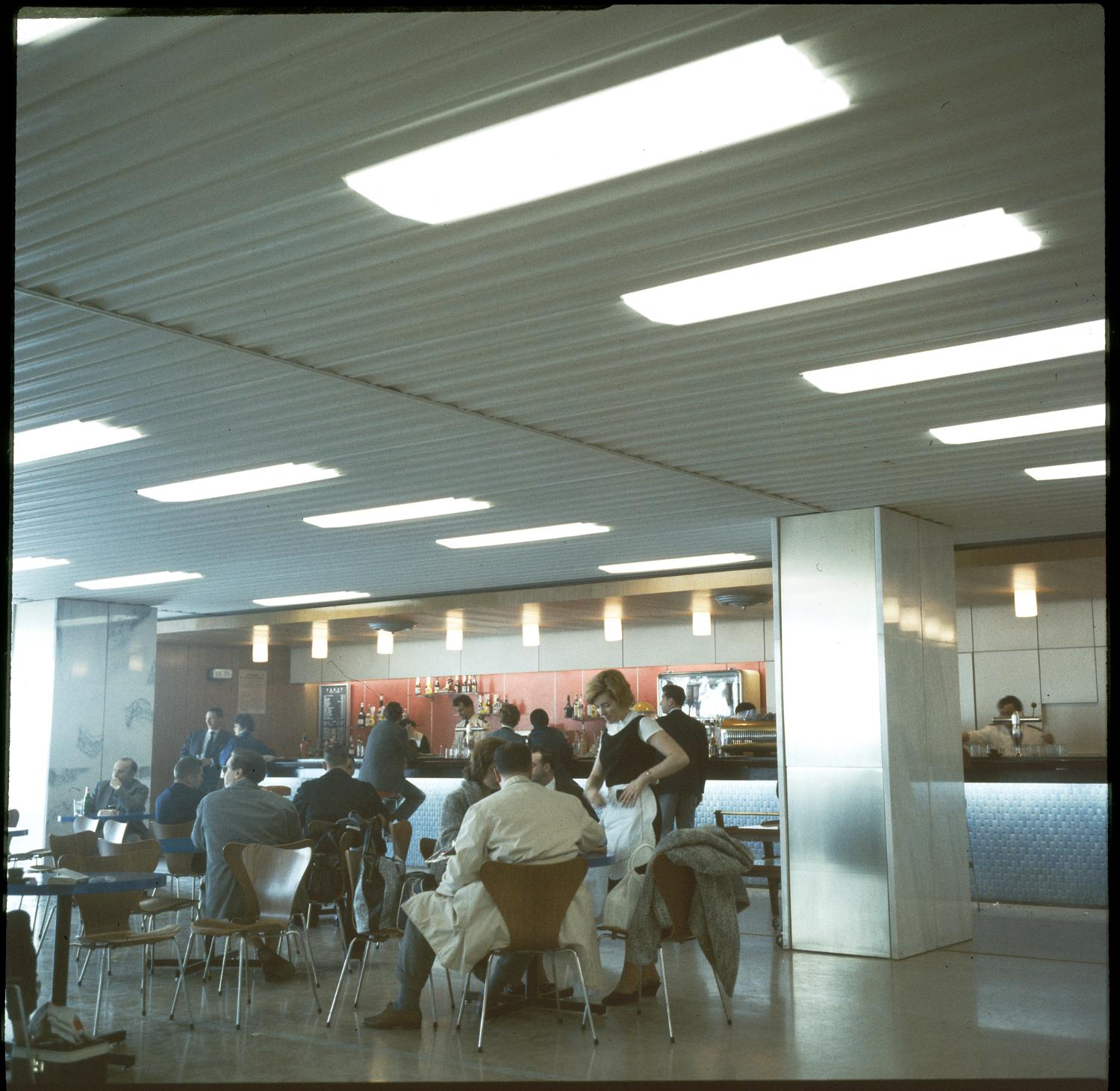 1961, le bar de la Galerie marchande, chaises 3107 série 7 (Arne Jacobsen), 1er étage.