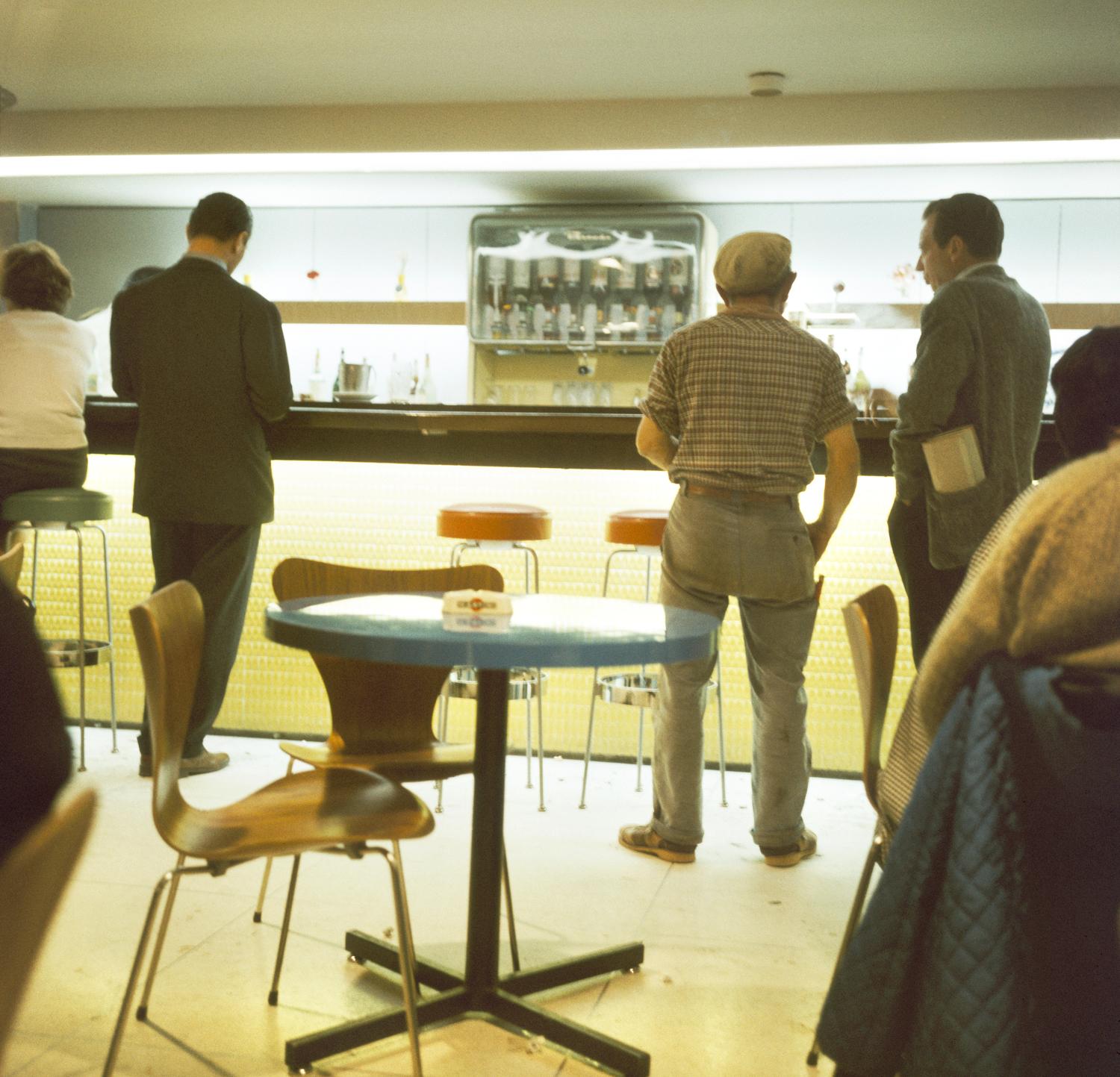1961, le centre commercial, le bar, chaises 3107 série 7 (Arne Jacobsen), 1er sous-sol.