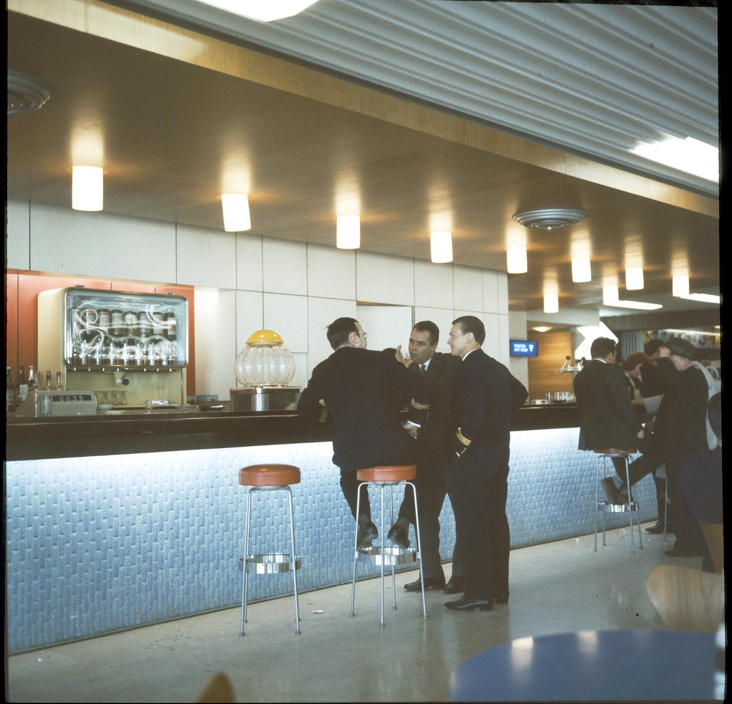 1961, le bar de la Galerie marchande, 1er étage.