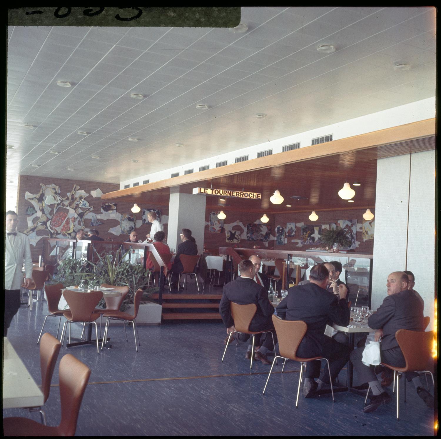 1961, le Tournebroche vue depuis les Horizons, décor: céramique de Henri Plisson, 3ème étage.