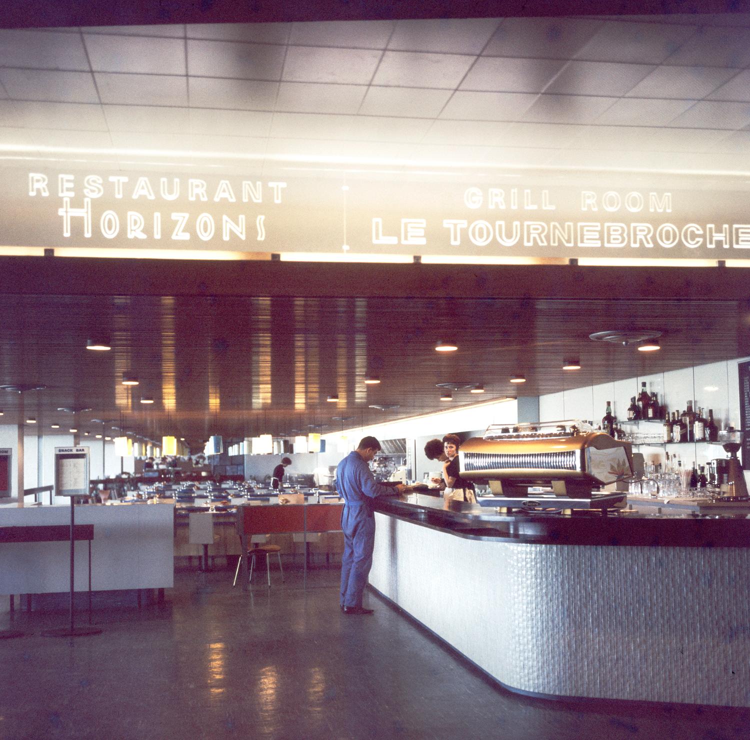 1961, bar de l'entrée du Tournebroche, des Horizons et du Snack-bar, 3ème étage. 