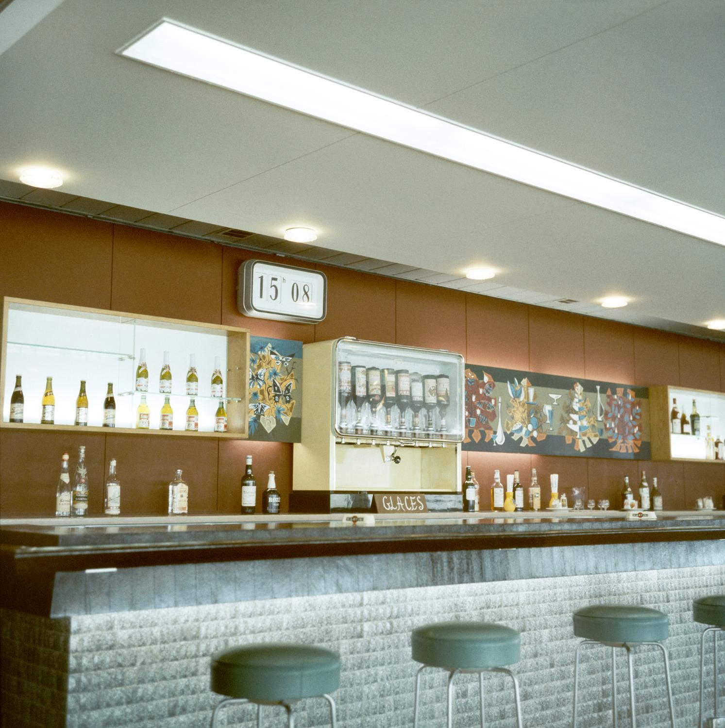 1961, bar public, 2ème étage.