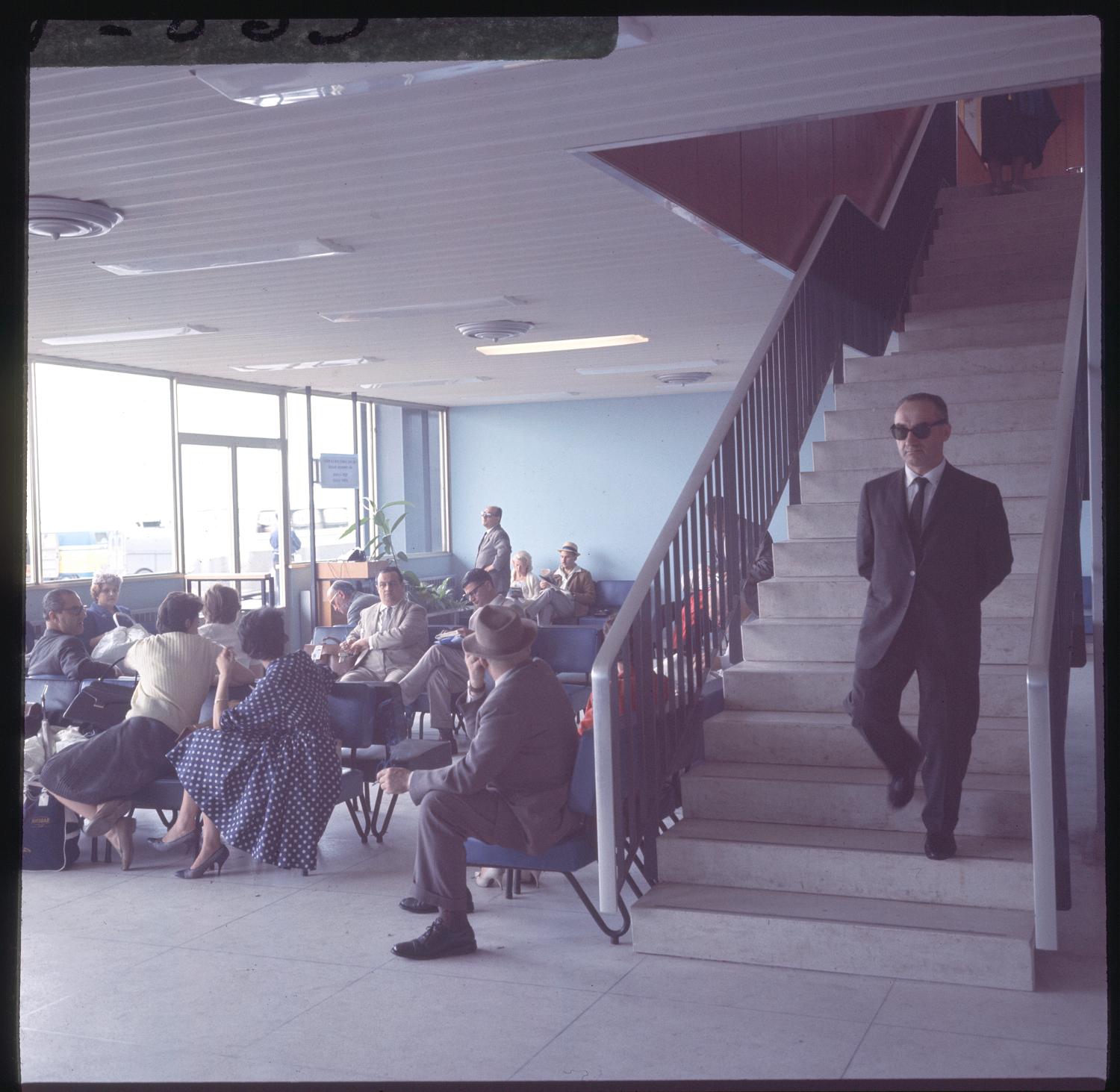 1961, salle d'embarquement, rez-de-chaussée coté piste.