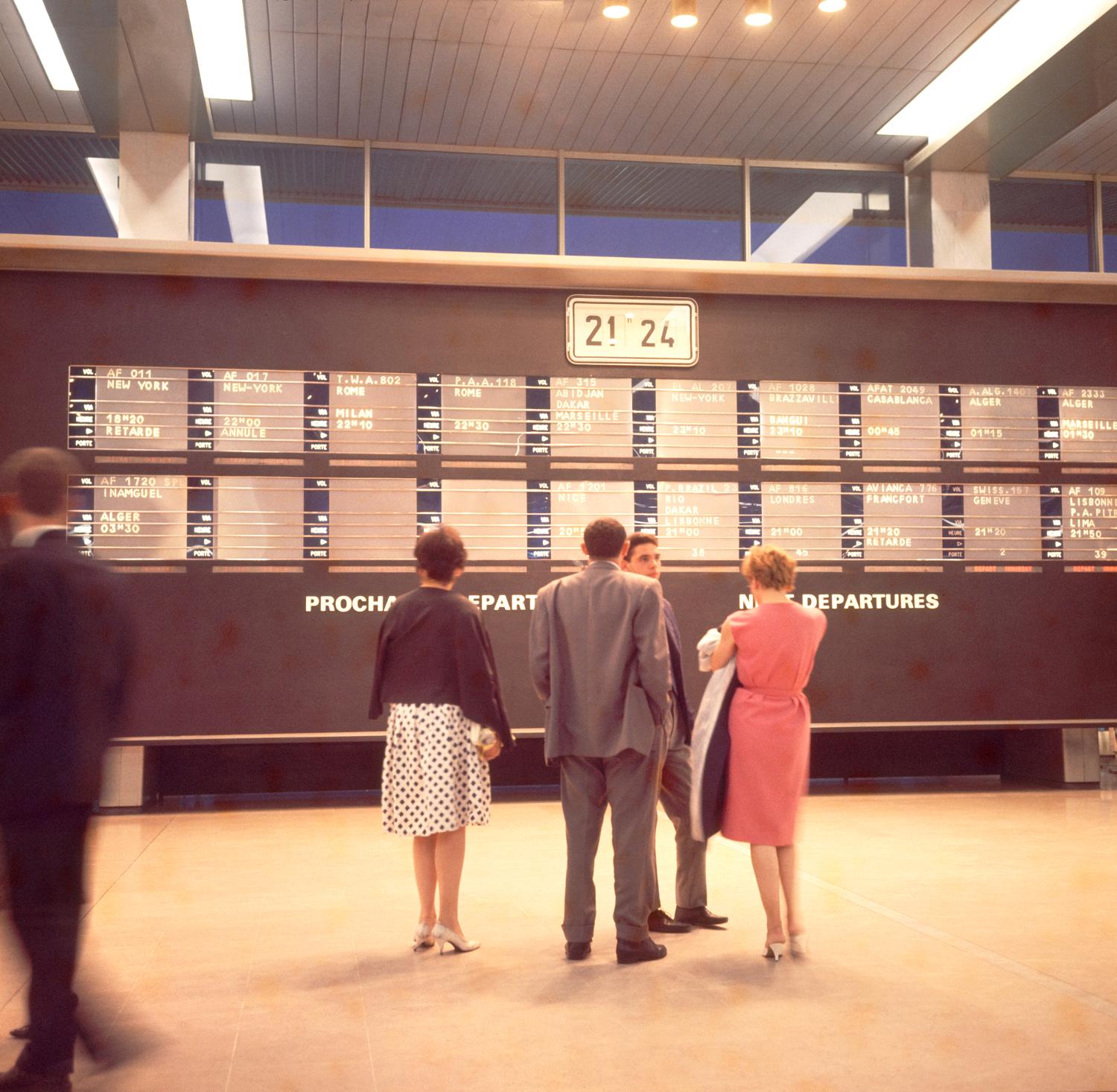 1961, le tableau d'affichage des vols dans la Galerie marchande, 1er étage. 