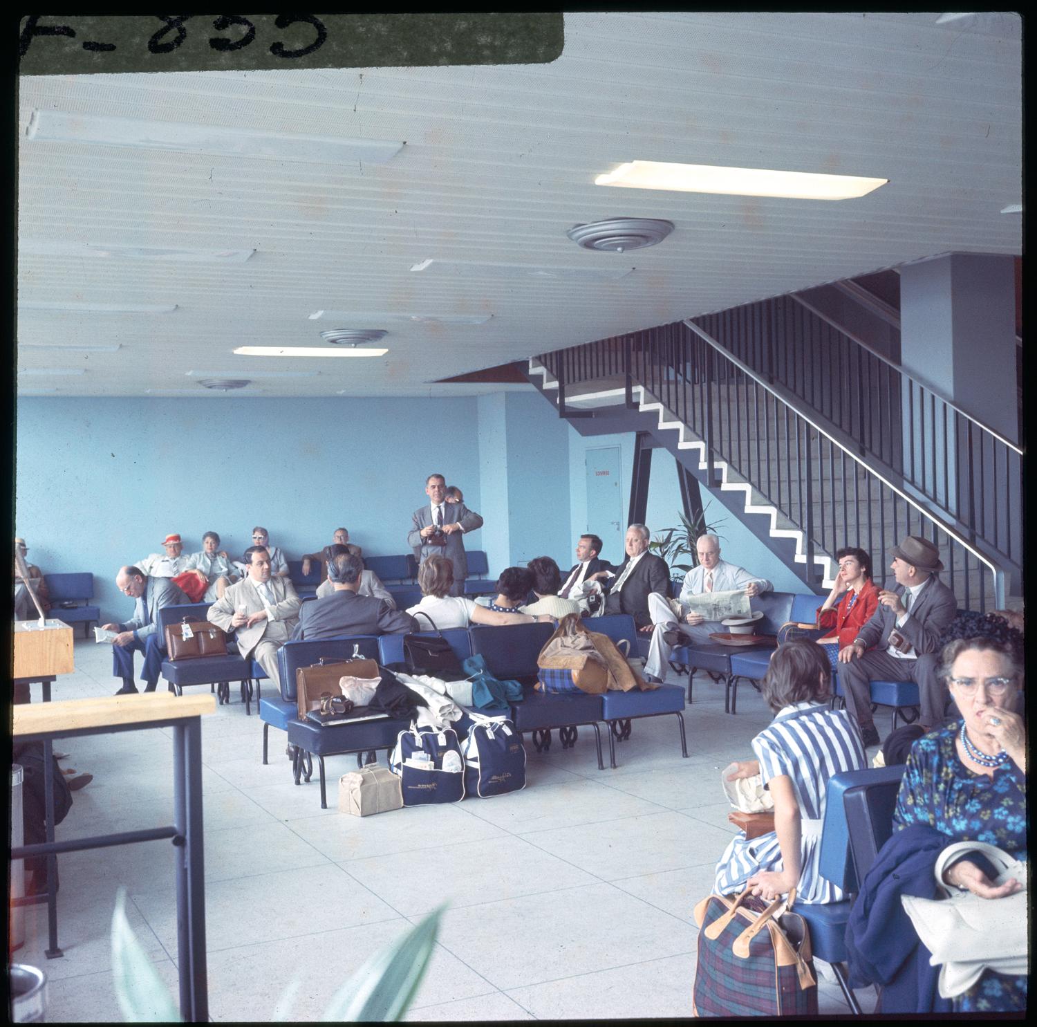 1961, salle d'embarquement, rez-de-chaussée coté piste.