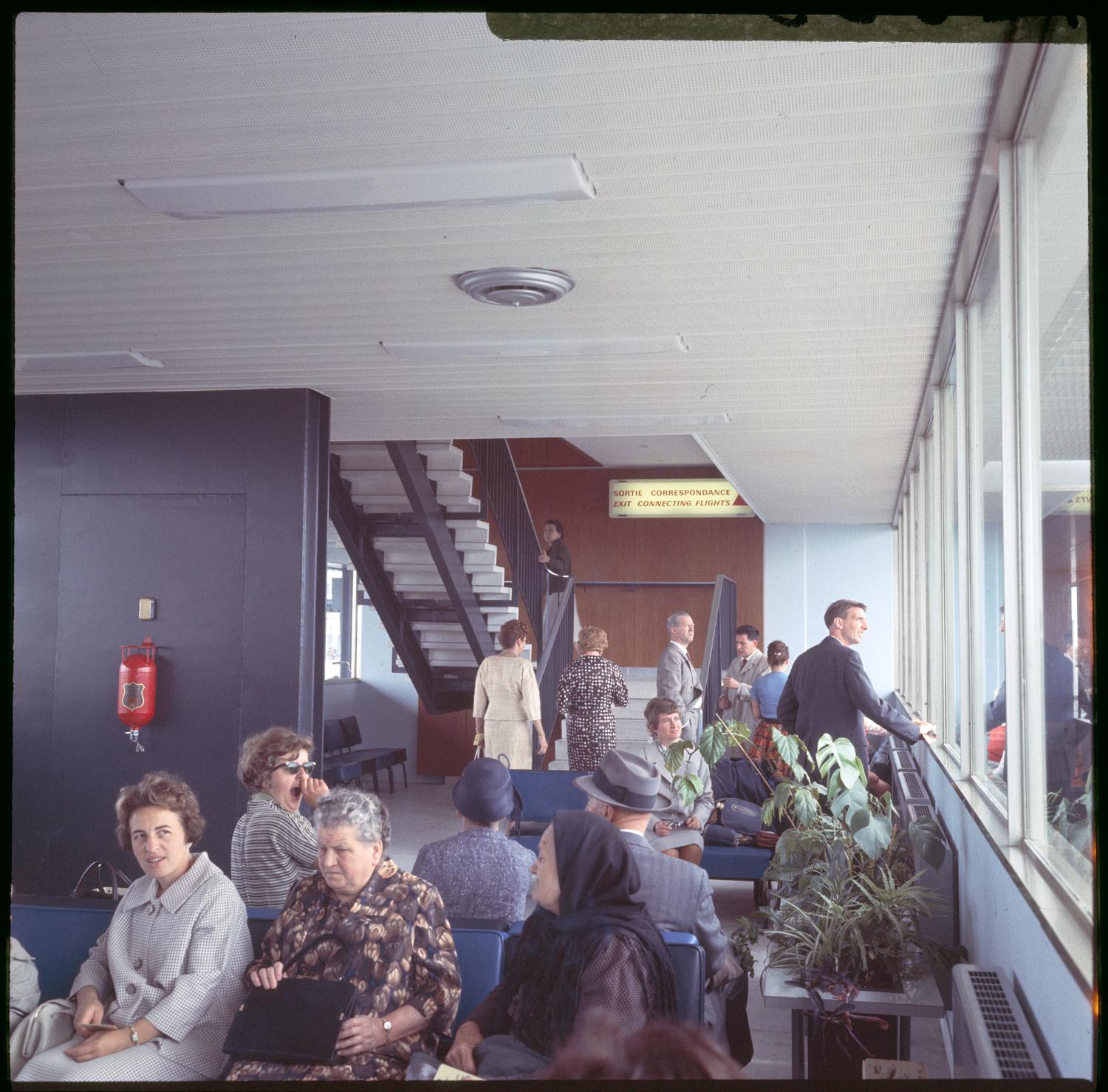 1961, salle d'embarquement, rez-de-chaussée coté piste.