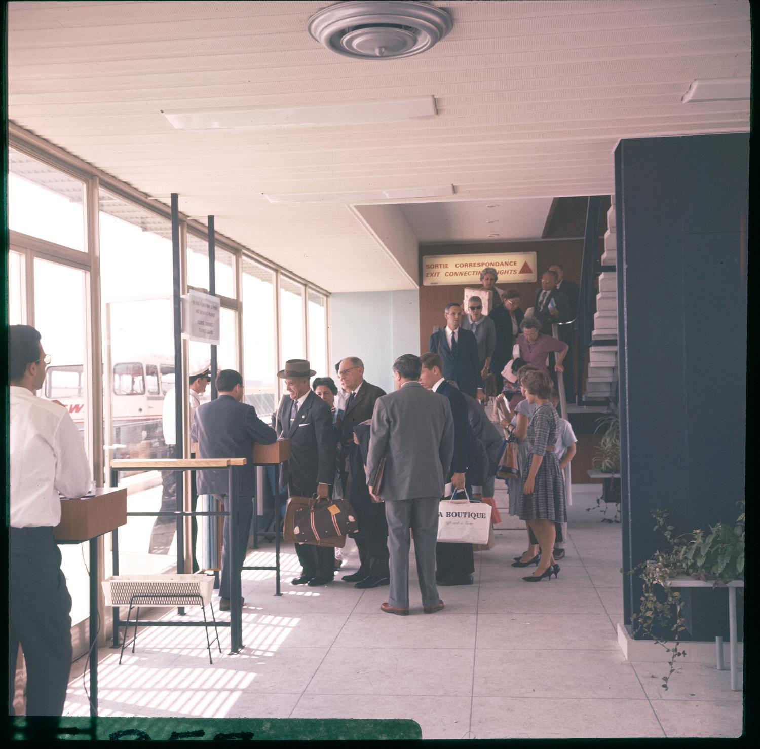 1961, salle d'embarquement, rez-de-chaussée coté piste.