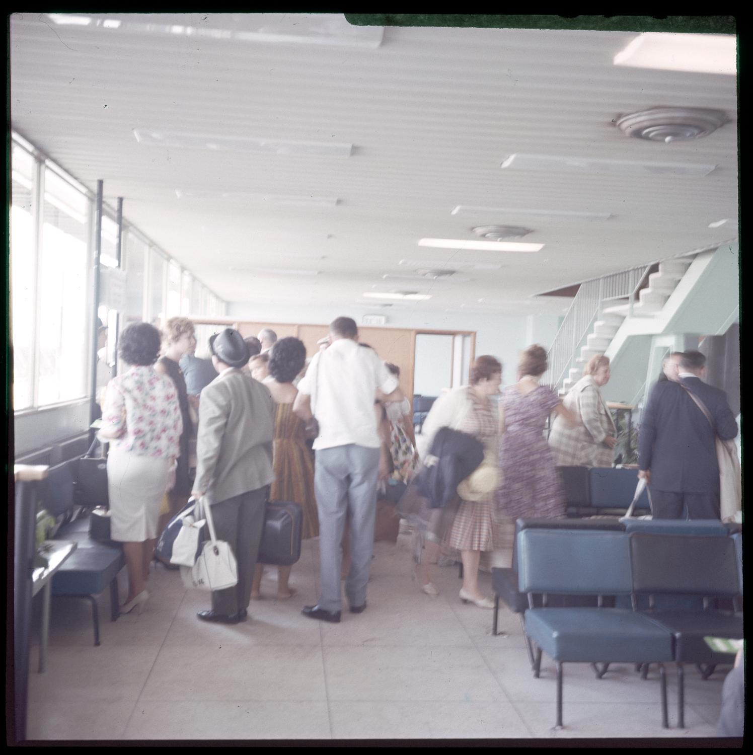 1961, salle d'embarquement, rez-de-chaussée coté piste.