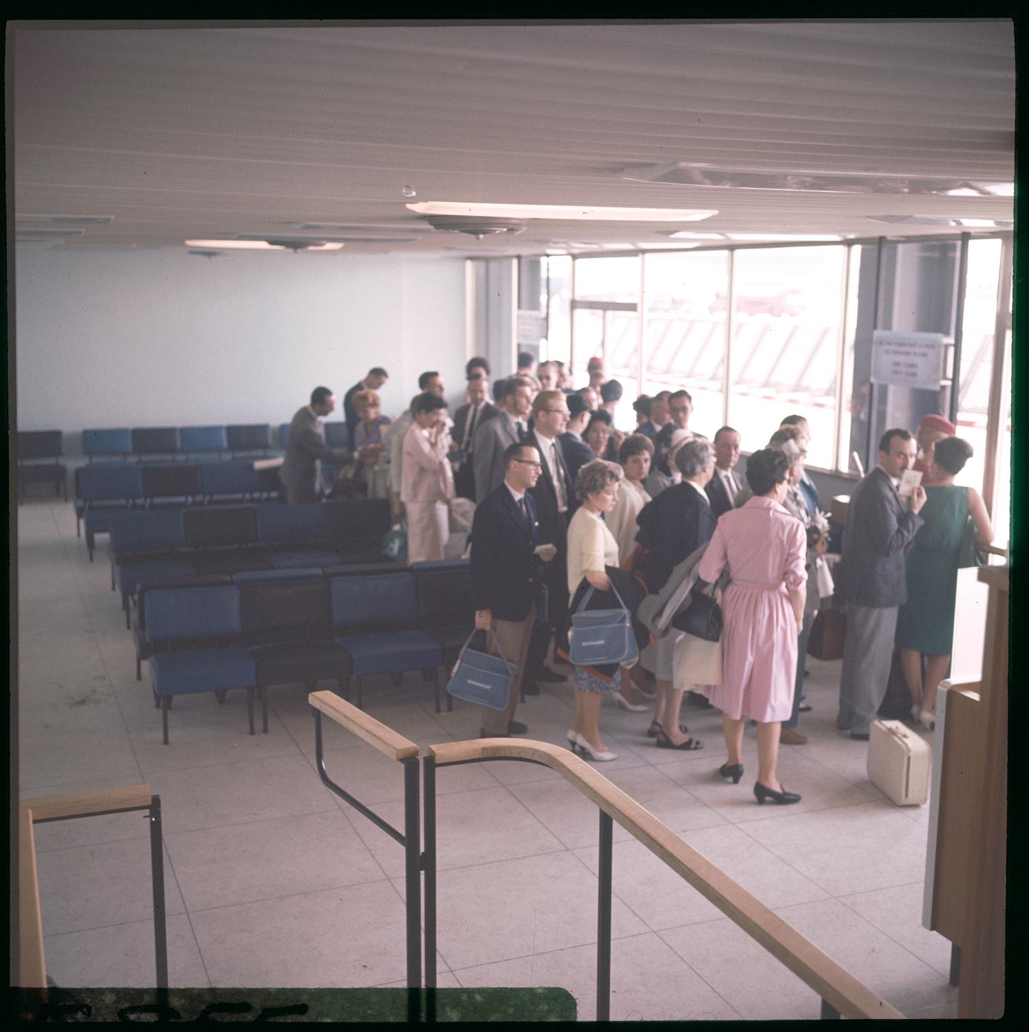 1961, salle d'embarquement, rez-de-chaussée coté piste.