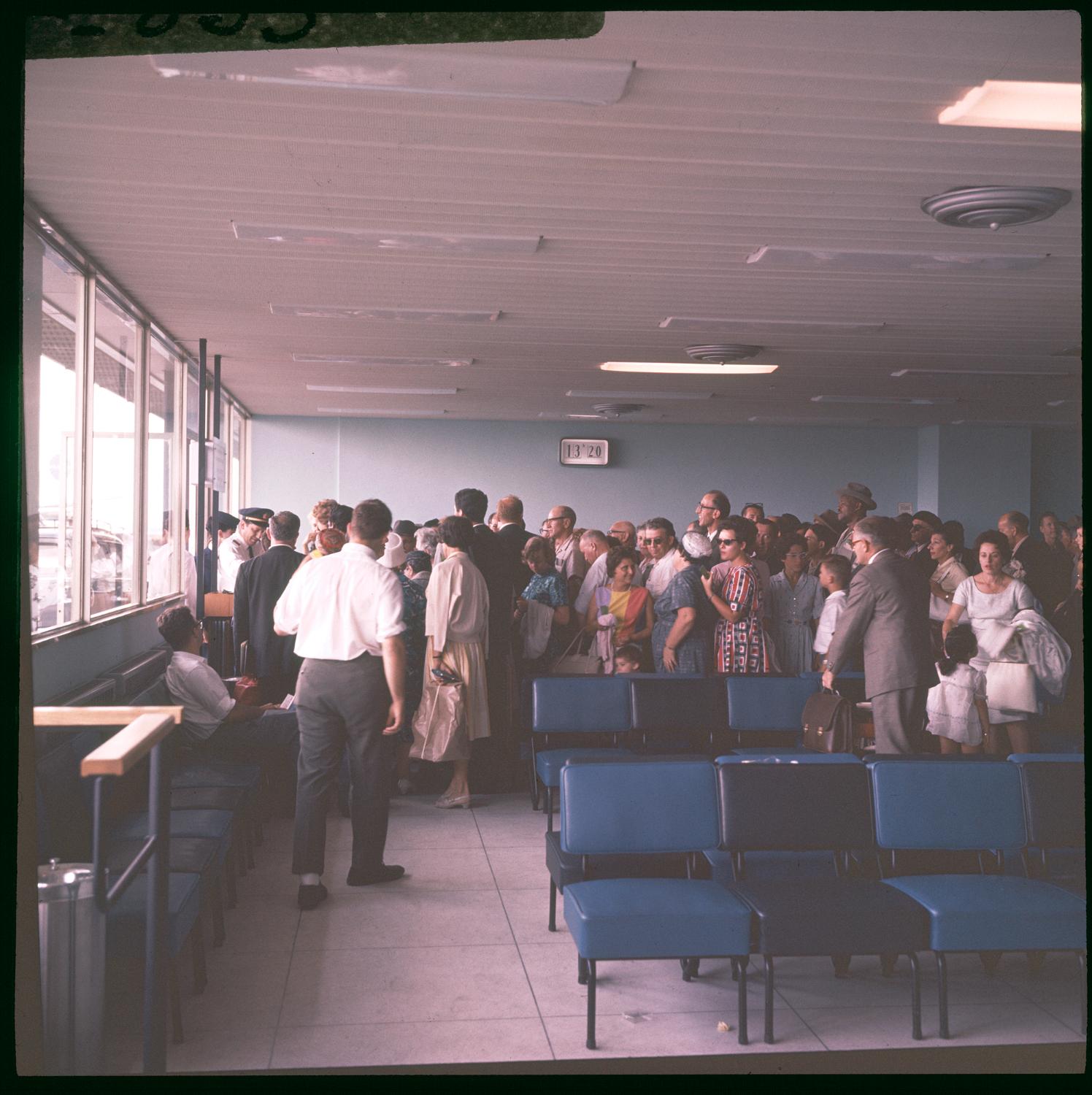 1961, salle d'embarquement, rez-de-chaussée coté piste.