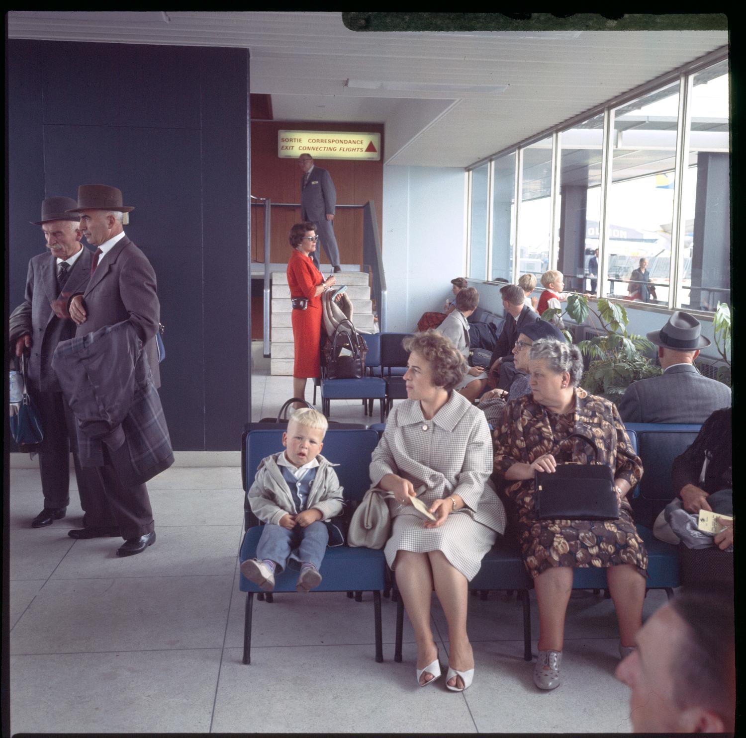 1961, salle d'embarquement, rez-de-chaussée coté piste.