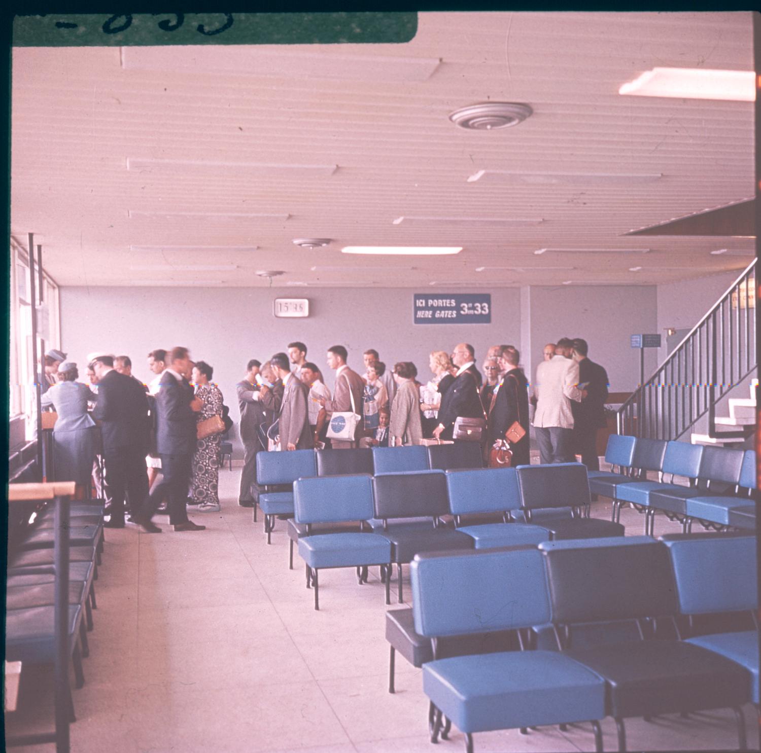1961, salle d'embarquement, rez-de-chaussée coté piste.