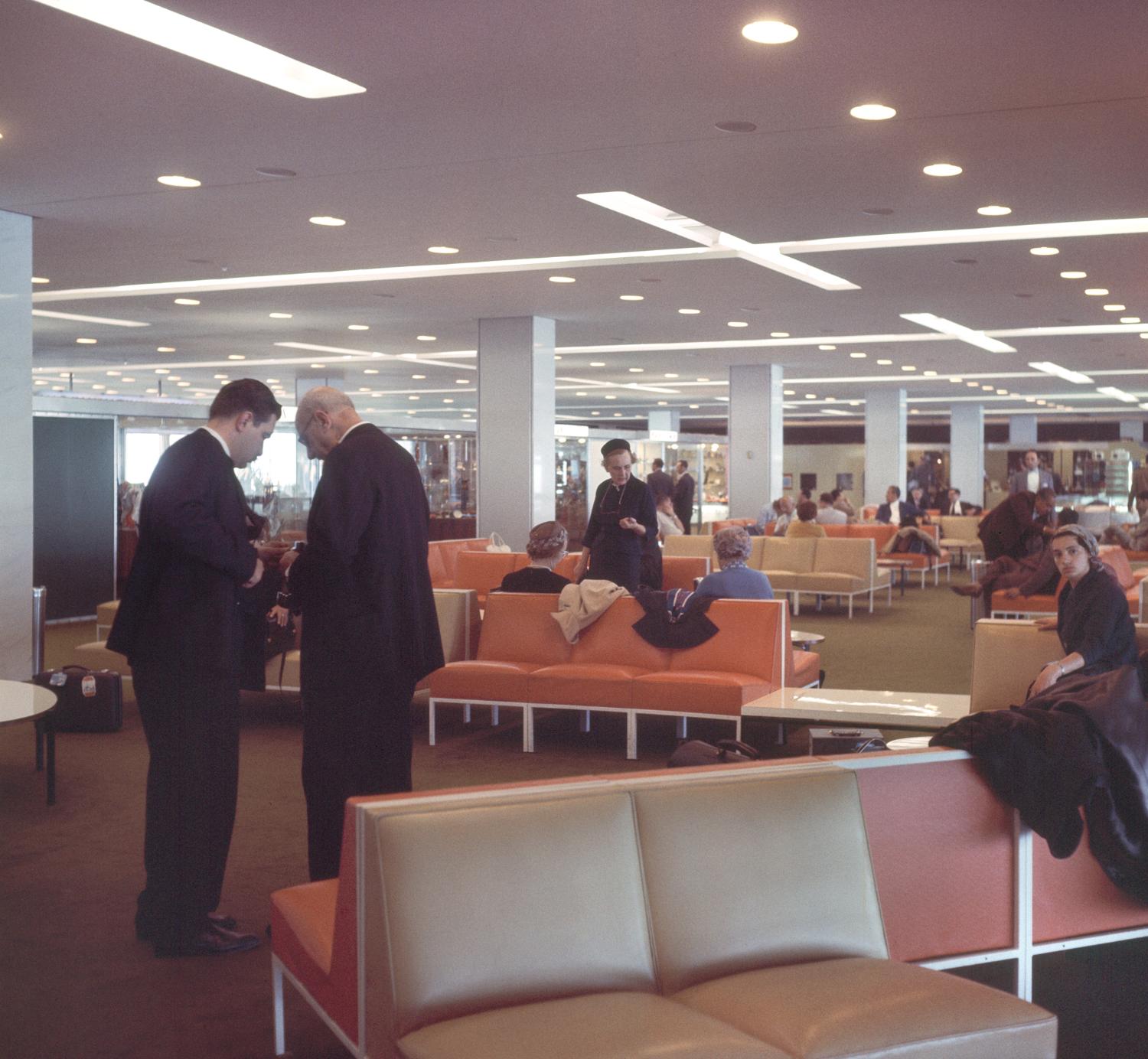 1961, le salon du Transit (zone internationale), chauffeuses Samouraï, conception des aménagements: Joseph-André Motte assisté d'André Monpoix, 2ème étage.