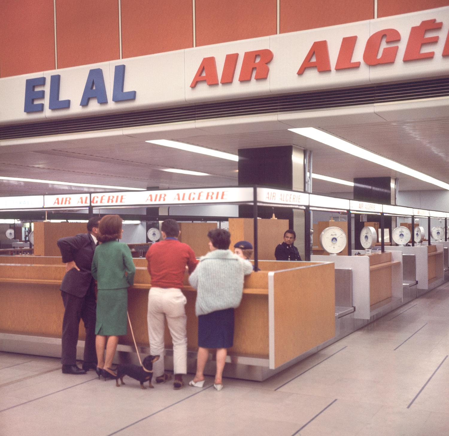 1961, le Grand Hall, les comptoirs d'enregistrement d'Air Algérie, rez-de-chaussée.