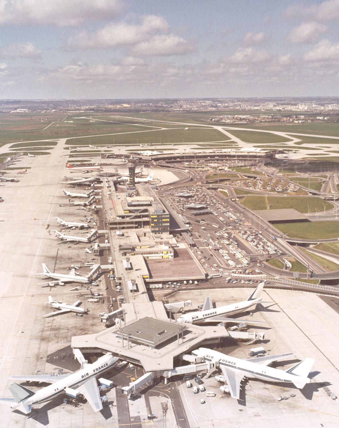 1973, Orly-Sud et Orly-Ouest vue depuis l'est. ; 1973, Orly-Sud et Orly-Ouest vus depuis l'est.