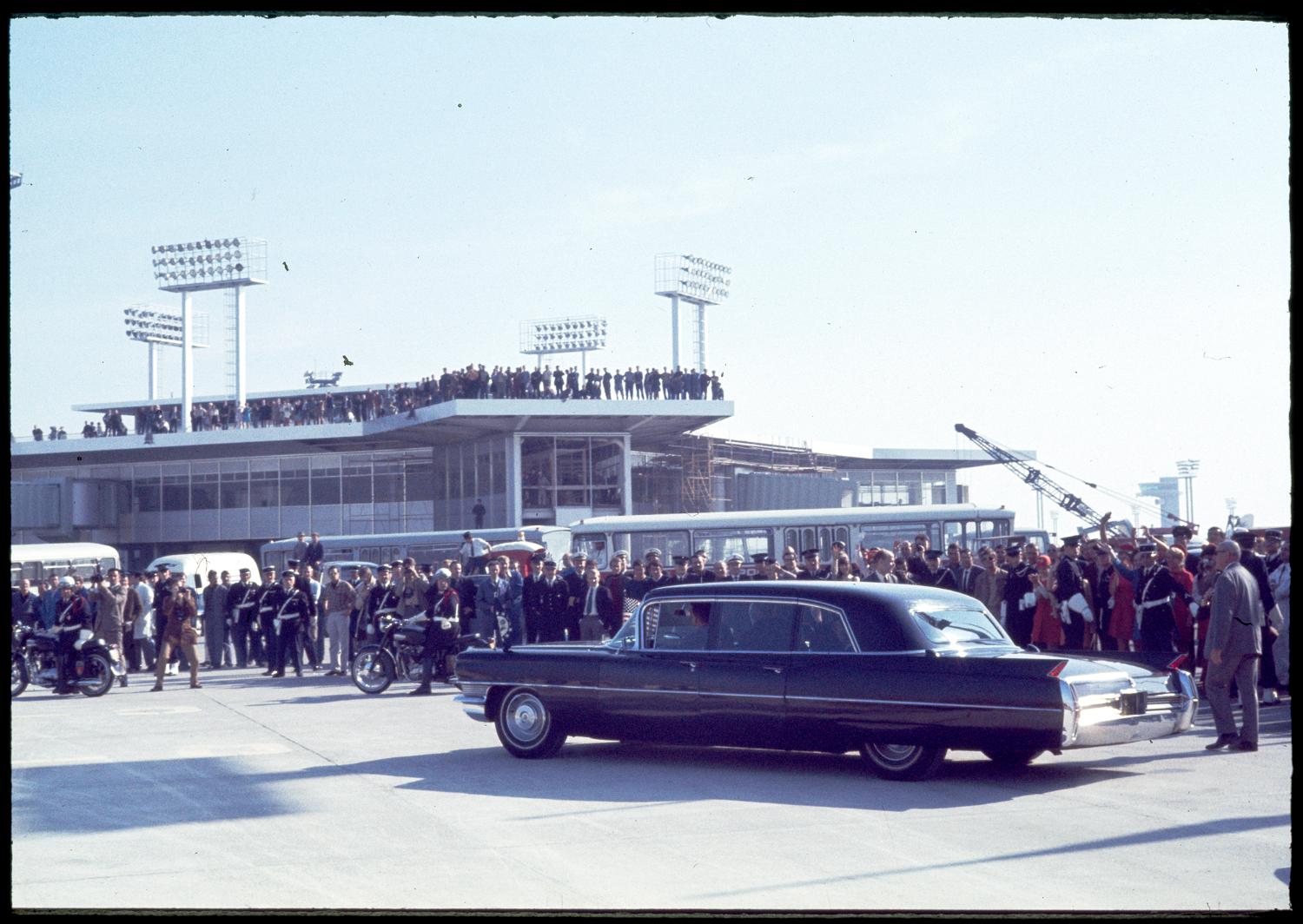 08/10/1969, le premier pavillon d'honneur dit l'Isba, arrivée des astronautes Buzz Aldrin, Michael Collins, Neil Armstrong (1er hommes sur la lune).
