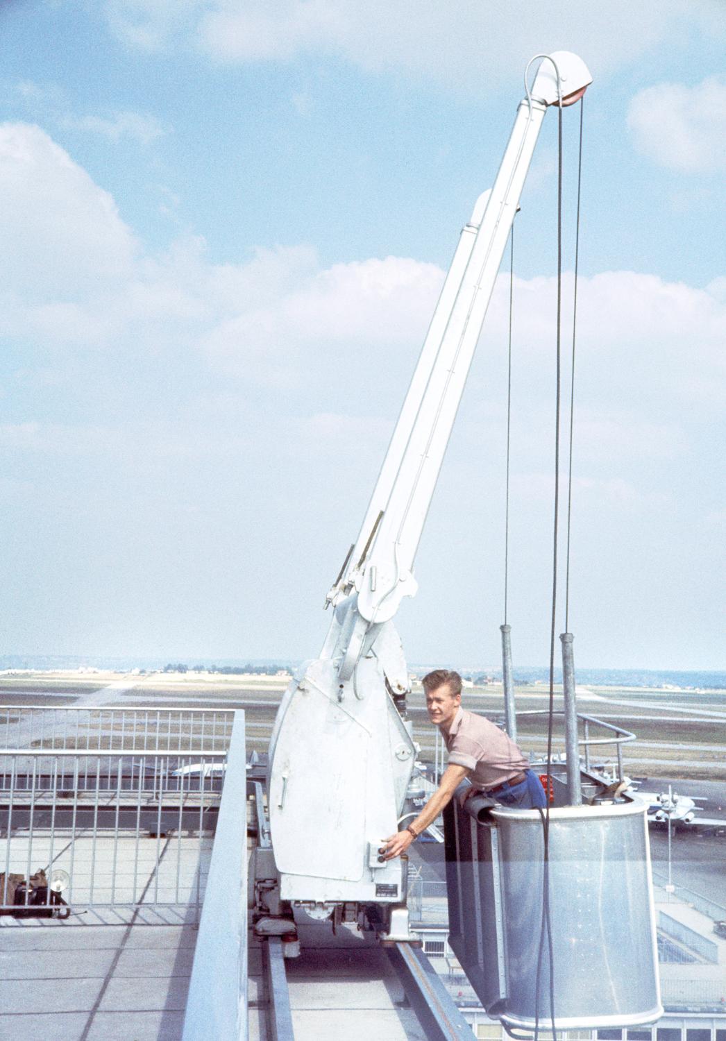 1961, nacelle pour le nettoyage des vitres, 6ème étage. 