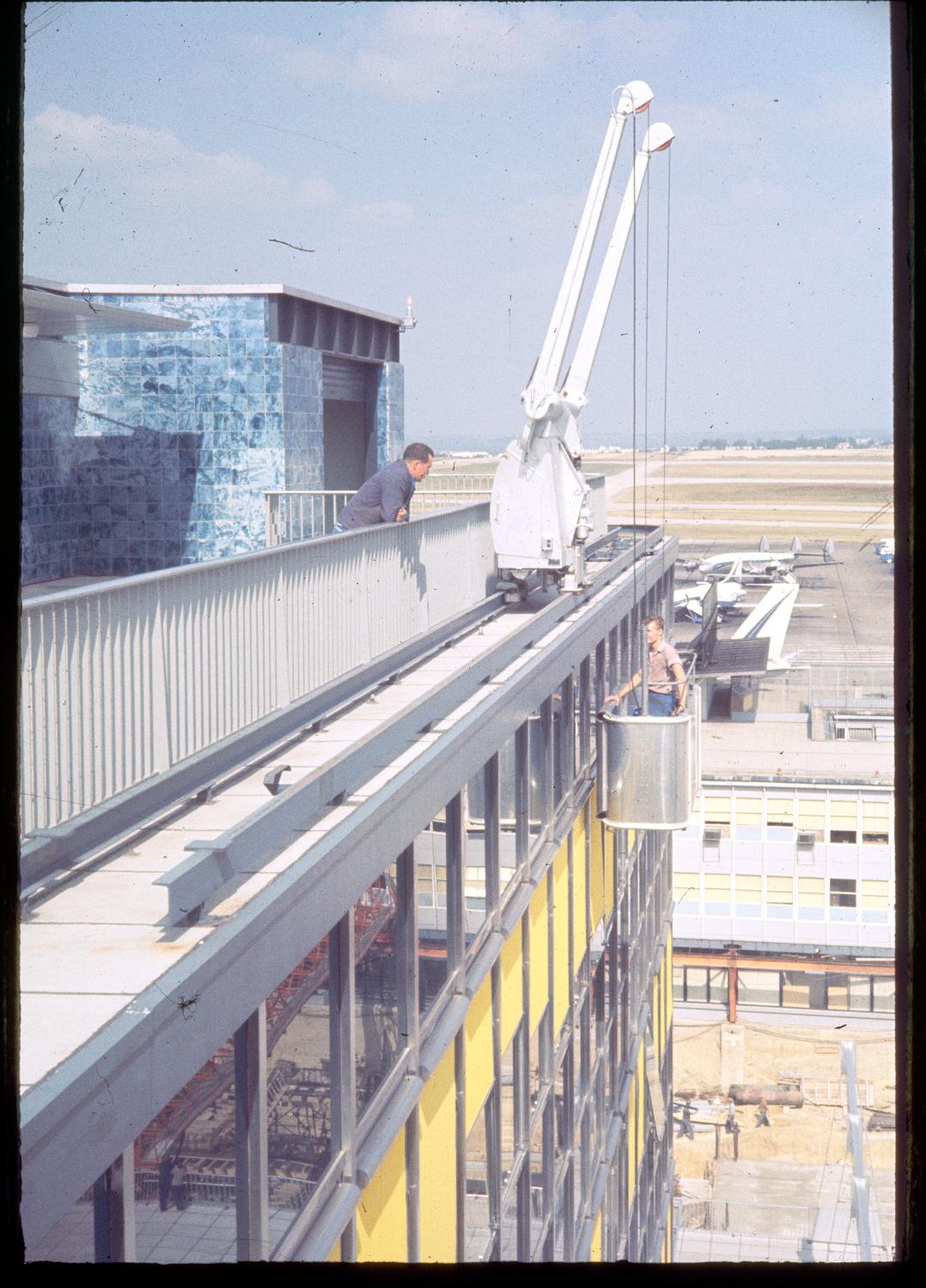 1961, nacelle pour le nettoyage des vitres, 6ème étage. 