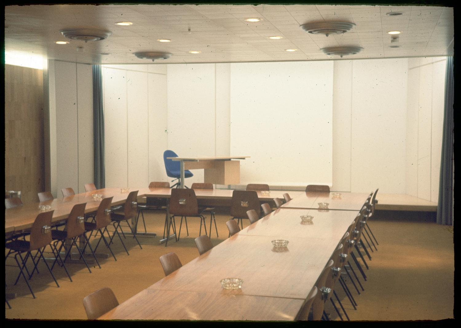 1961, salle de conférence, 5ème étage.