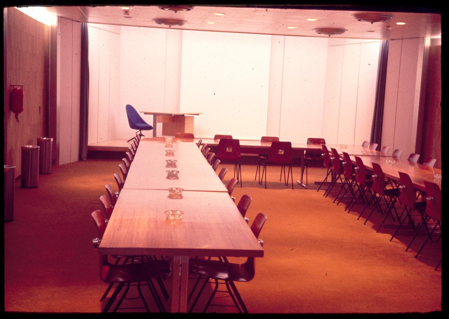 1961, salle de conférence, 5ème étage.