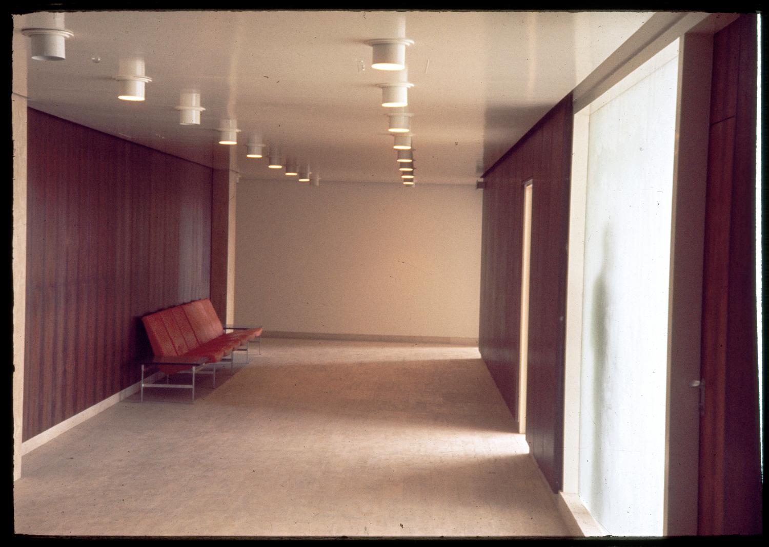 1961, salle de conférence, 5ème étage.