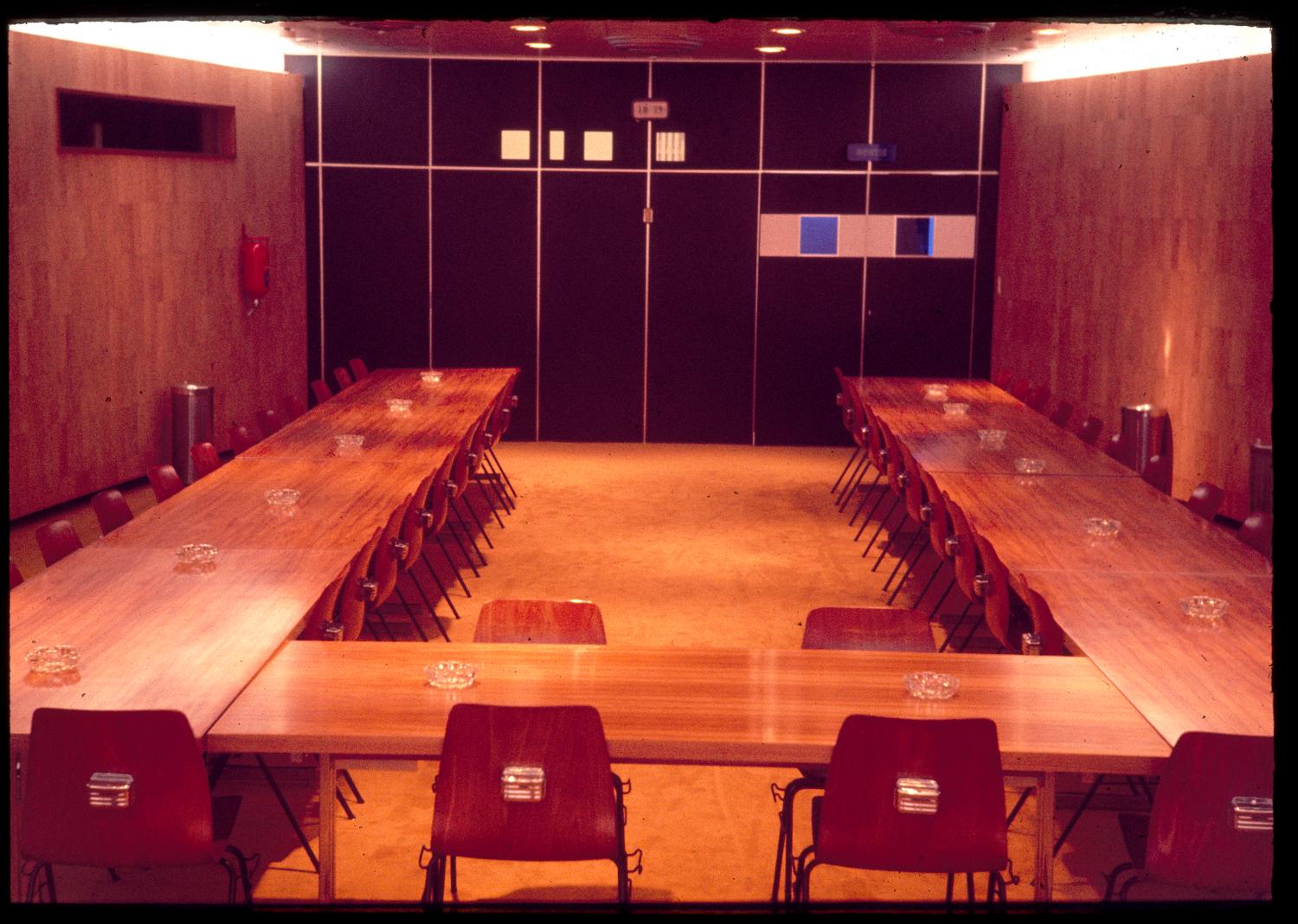 1961, salle de conférence, 5ème étage.