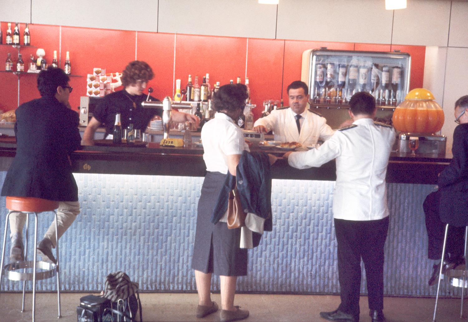 1961, le bar de la Galerie marchande, 1er étage.