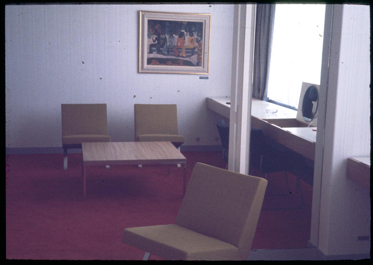 1961, Transit Hôtel (zone internationale), chambre, fauteuils 740 (Joseph-André Motte), conception des aménagements: Joseph-André Motte assisté d'André Monpoix, 2ème étage.