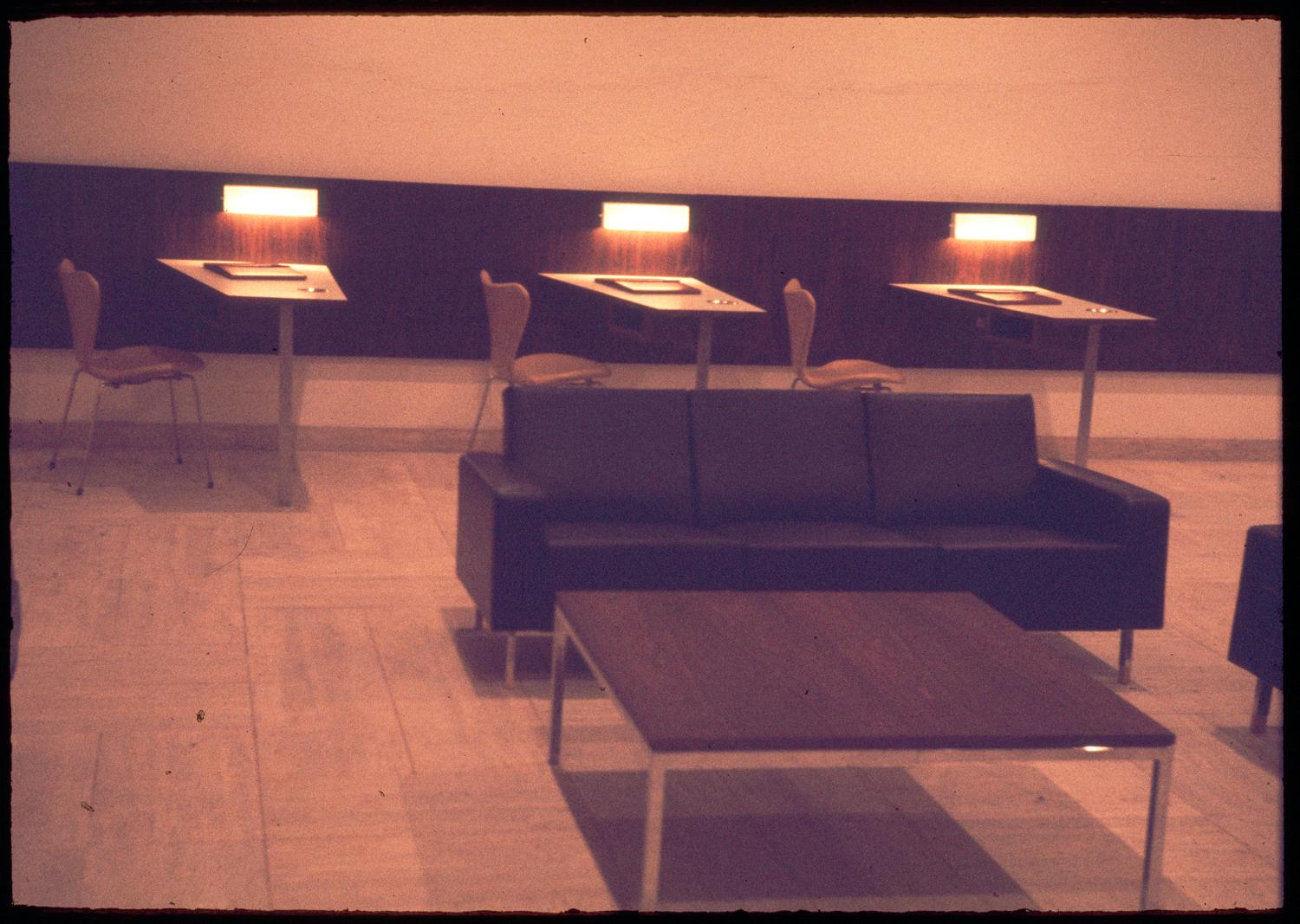 1961, Air Hôtel, écritoires dans le hall, conception des aménagements: Joseph-André Motte assisté d'André Monpoix, 4ème étage.