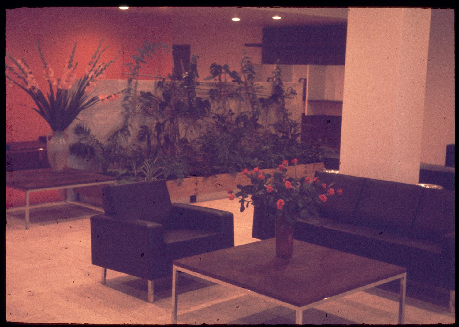 1961, Air Hôtel, le hall, conception des aménagements: Joseph-André Motte assisté d'André Monpoix, 4ème étage.