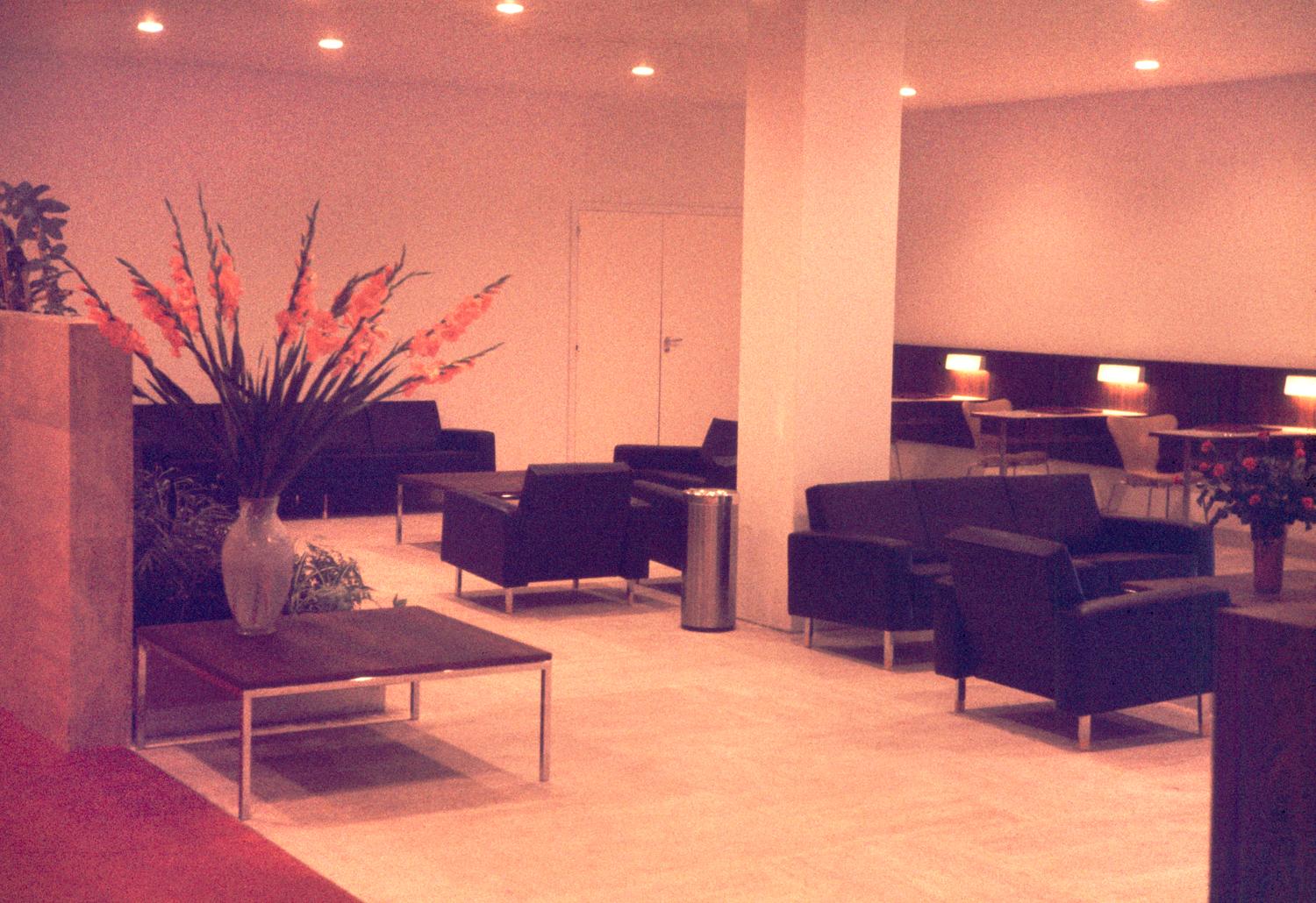 1961, Air Hôtel, le hall, conception des aménagements: Joseph-André Motte assisté d'André Monpoix, 4ème étage.