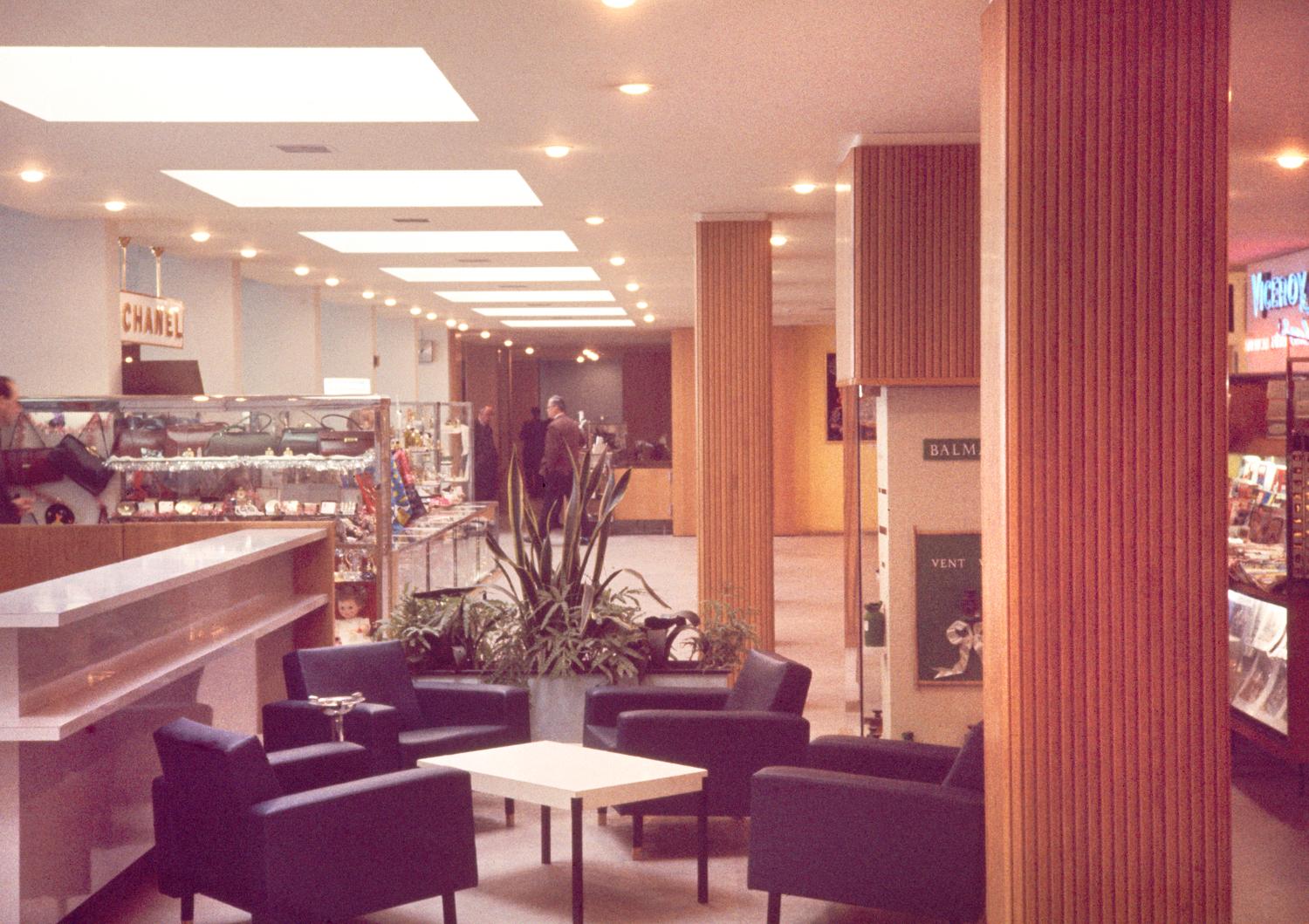 1962, les boutiques du Transit (zone internationale), conception des aménagements: Joseph-André Motte assisté d'André Monpoix, 2ème étage.