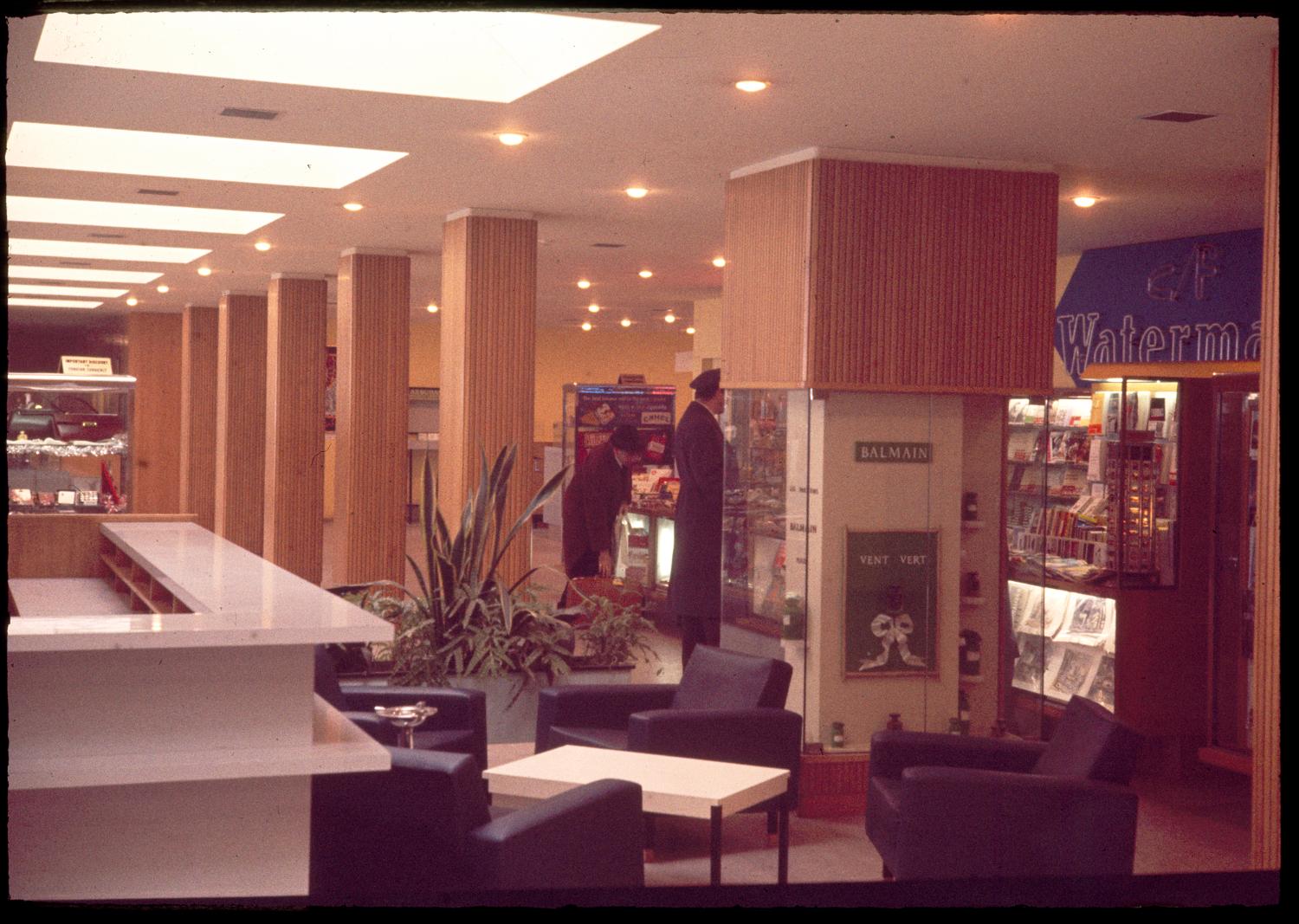 1962, les boutiques du Transit (zone internationale), conception des aménagements: Joseph-André Motte assisté d'André Monpoix, 2ème étage.