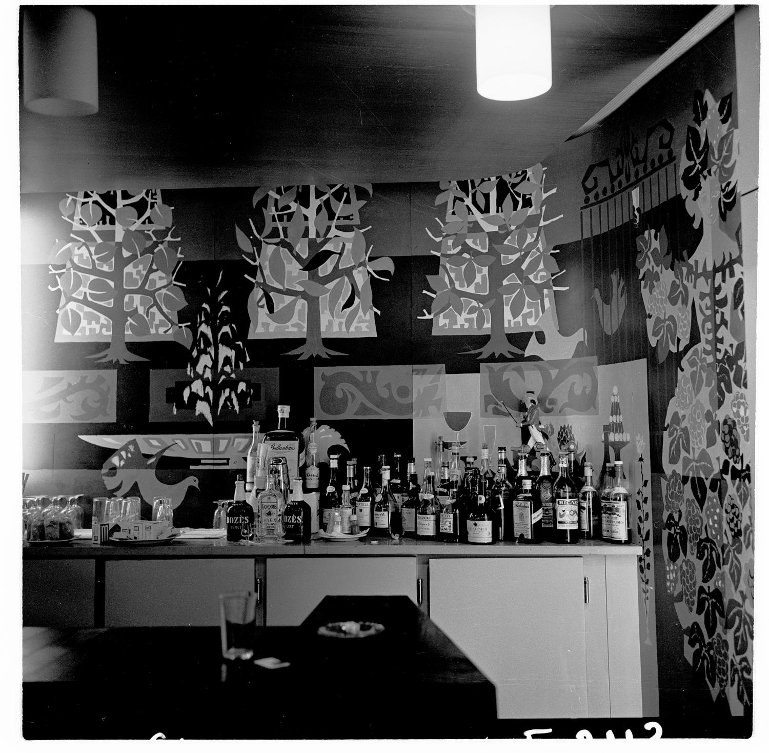 1961, le bar de la Galerie marchande, décor: panneaux en formica de Michèle Van Hout Le Beau, 1er étage.