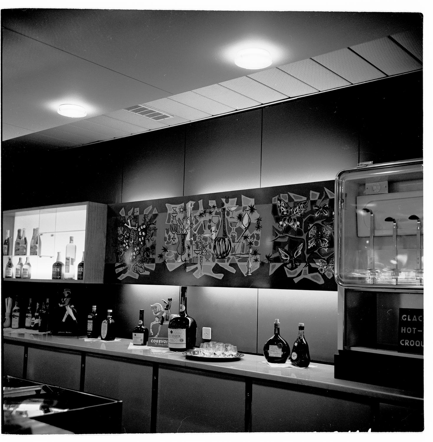 1961, le bar public, décor: panneaux en formica de Michèle Van Hout Le Beau, 2ème étage.