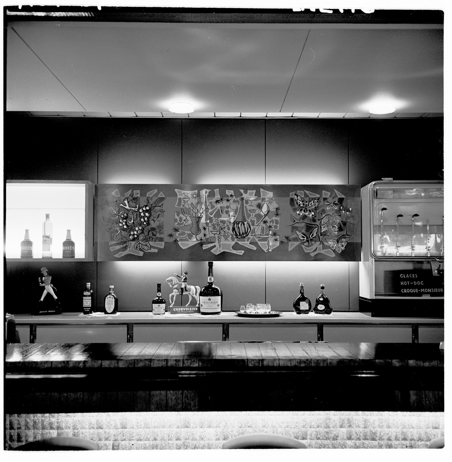 1961, le bar public, décor: panneaux en formica de Michèle Van Hout Le Beau, 2ème étage.