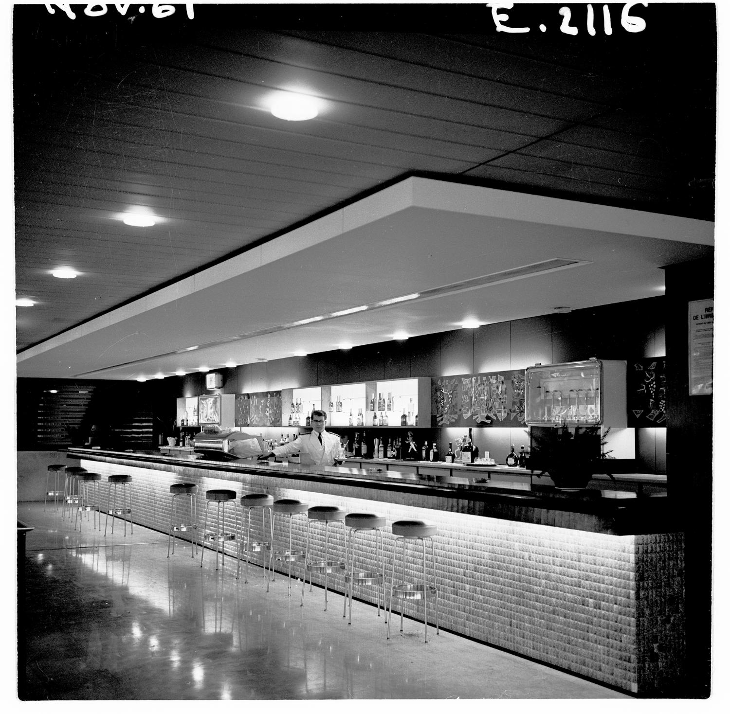 1961, le bar public, 2ème étage.