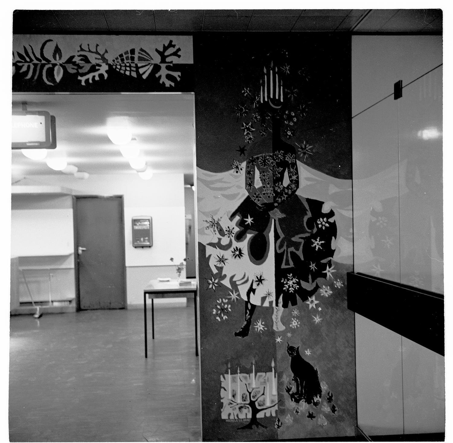 1961, bar de l'entrée du Tournebroche, des Horizons et du Snack-bar, décor: la Nuit, panneaux en formica de Michèle Van Hout Le Beau, 3ème étage. 
