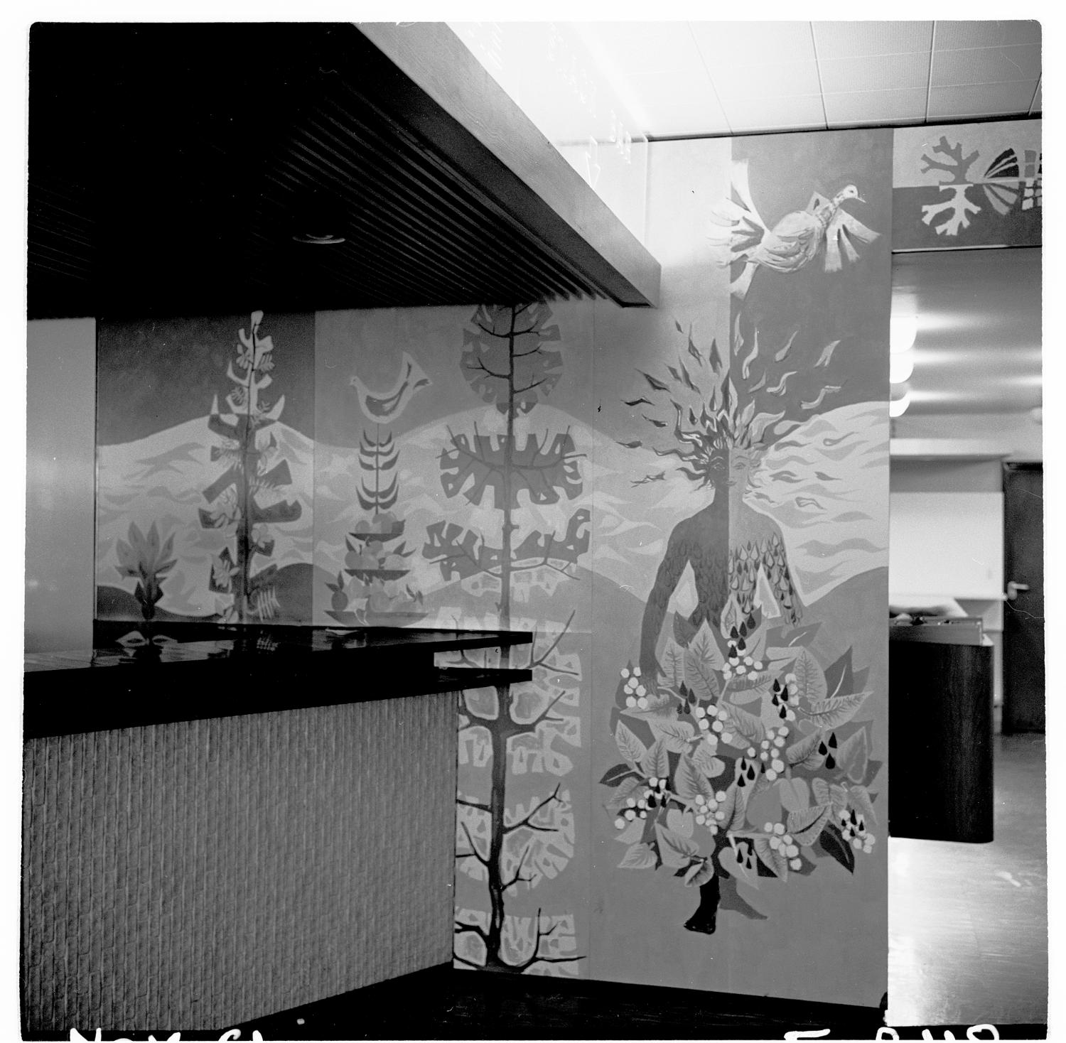 1961, bar de l'entrée du Tournebroche, des Horizons et du Snack-bar, décor: le Jour, panneaux en formica de Michèle Van Hout Le Beau, 3ème étage. 