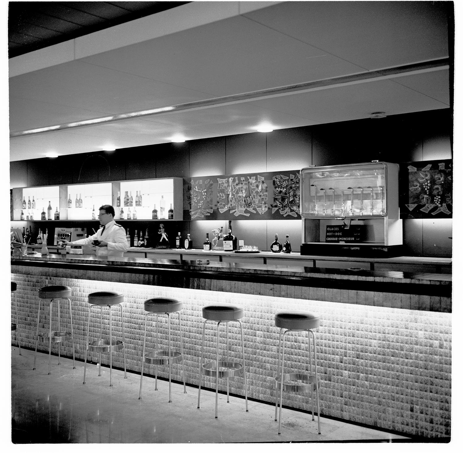 1961, le bar public, 2ème étage.