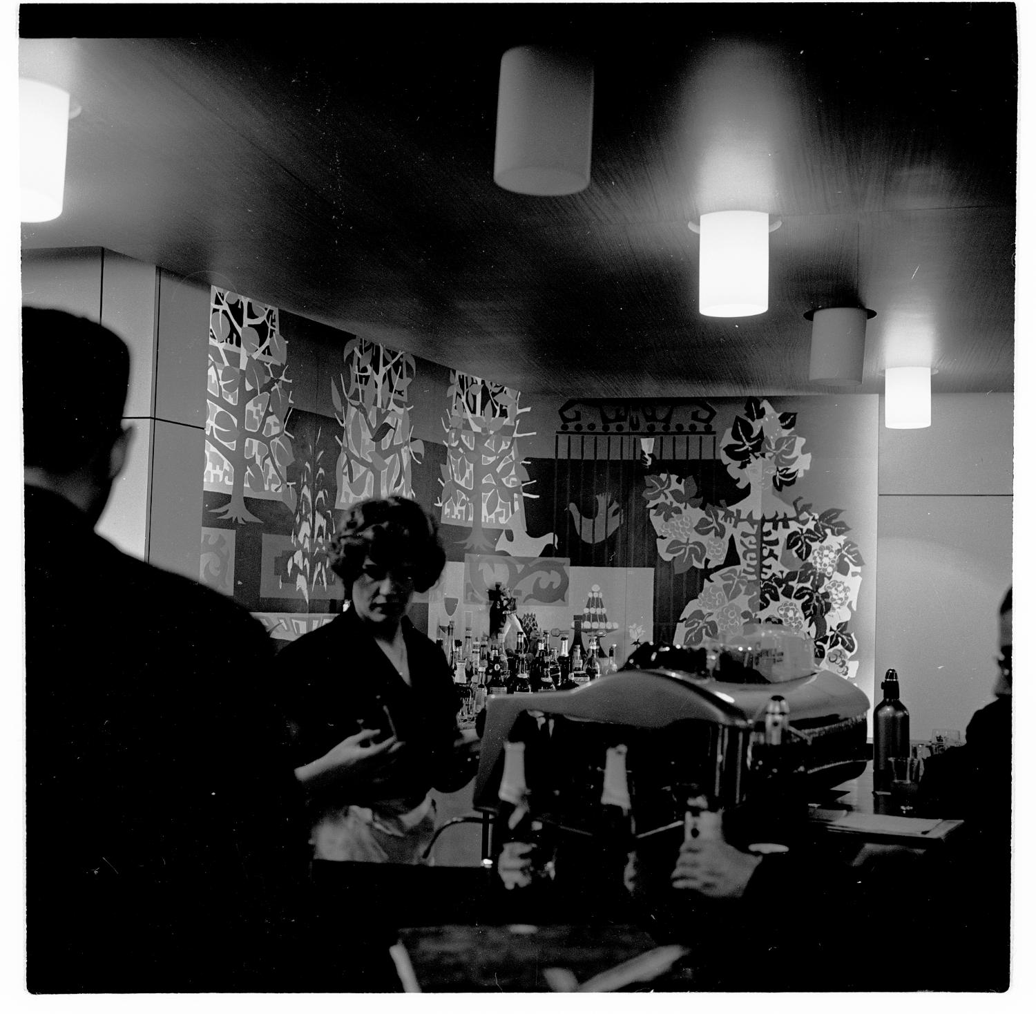 1961, le bar de la Galerie marchande, décor: panneaux en formica de Michèle Van Hout Le Beau, 1er étage.