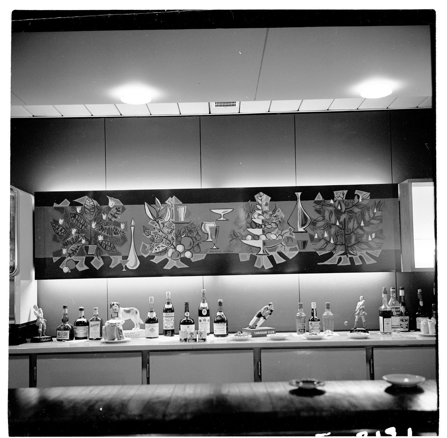 1961, le bar public, décor: panneaux en formica de Michèle Van Hout Le Beau, 2ème étage.