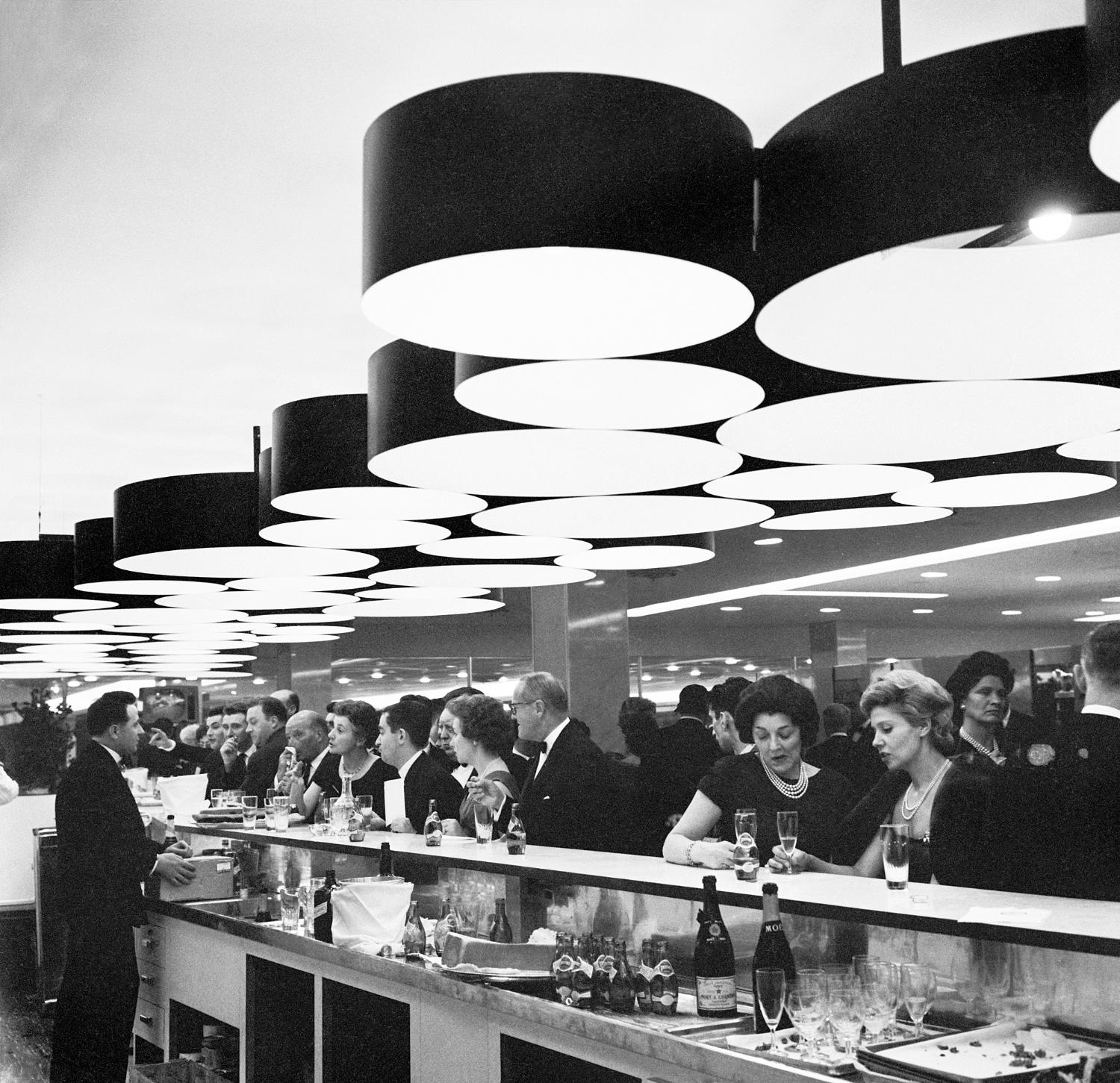 24/02/1961 Inauguration des Installations Terminales, le bar du Transit (zone internationale), service spécial pour l'inauguration, conception des aménagements: Joseph-André Motte assisté d'André Monpoix, 2ème étage.. ; 24/02/1961 Inauguration des Installations Terminales, le bar du Transit (zone internationale), service spécial pour l'inauguration, conception des aménagements: Joseph-André Motte assisté d'André Monpoix, 2ème étage..