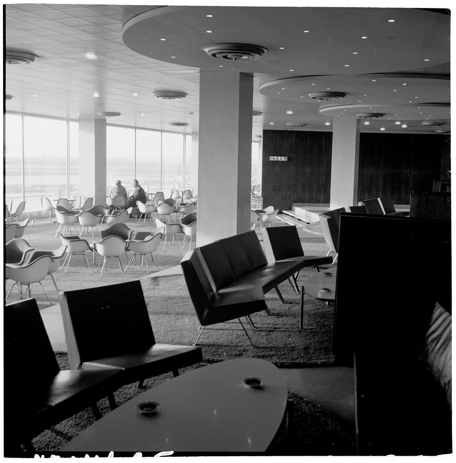 1961, la Corbeille, Eames Shell chairs (Charles et Ray Eames), fauteuils 740 (Joseph-André Motte), conception des aménagements: Joseph-André Motte assisté d'André Monpoix, 3ème étage.