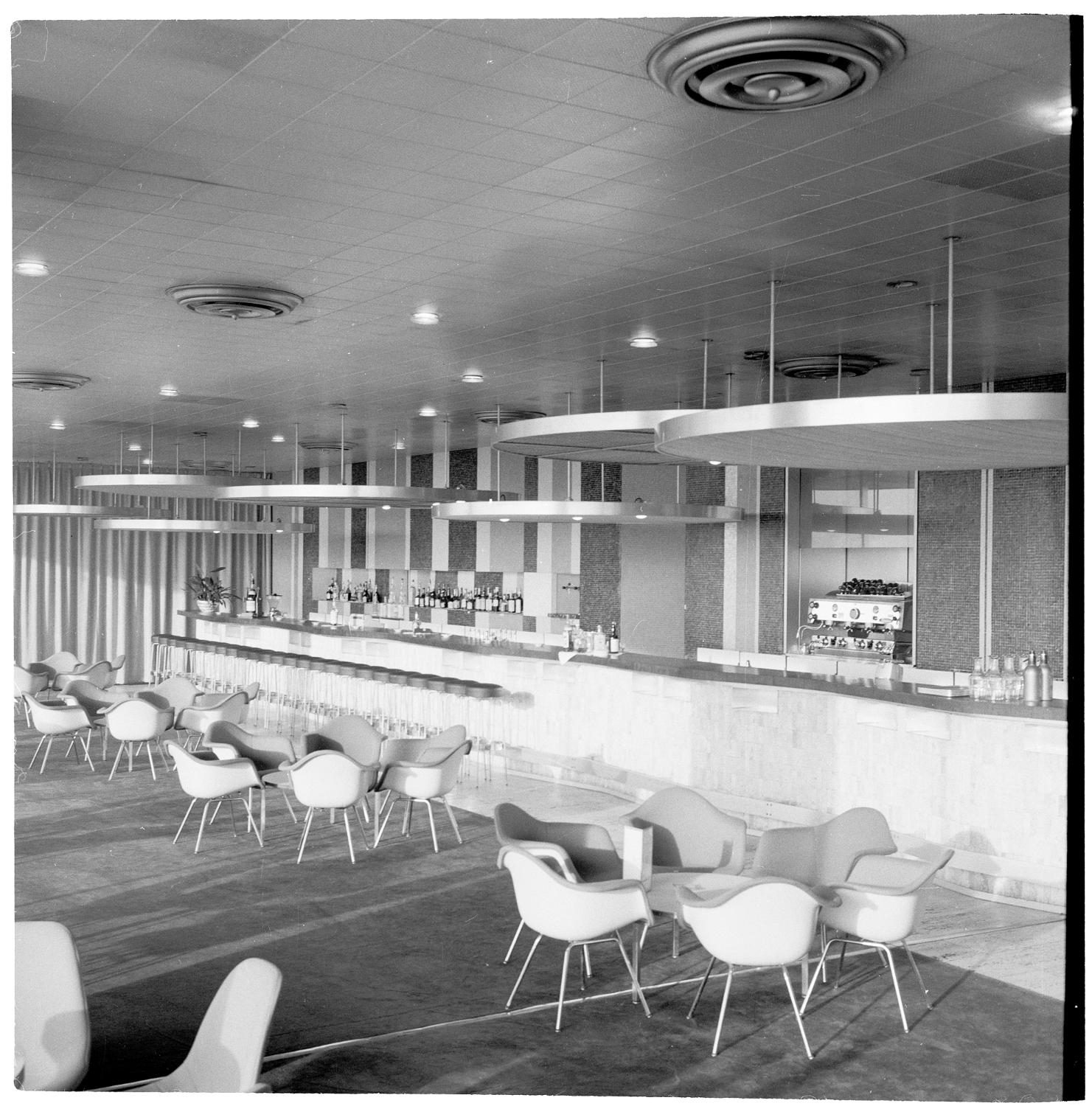 1961, bar de la Corbeille, Eames Shell chairs (Charles et Ray Eames), conception des aménagements: Joseph-André Motte assisté d'André Monpoix, 3ème étage.