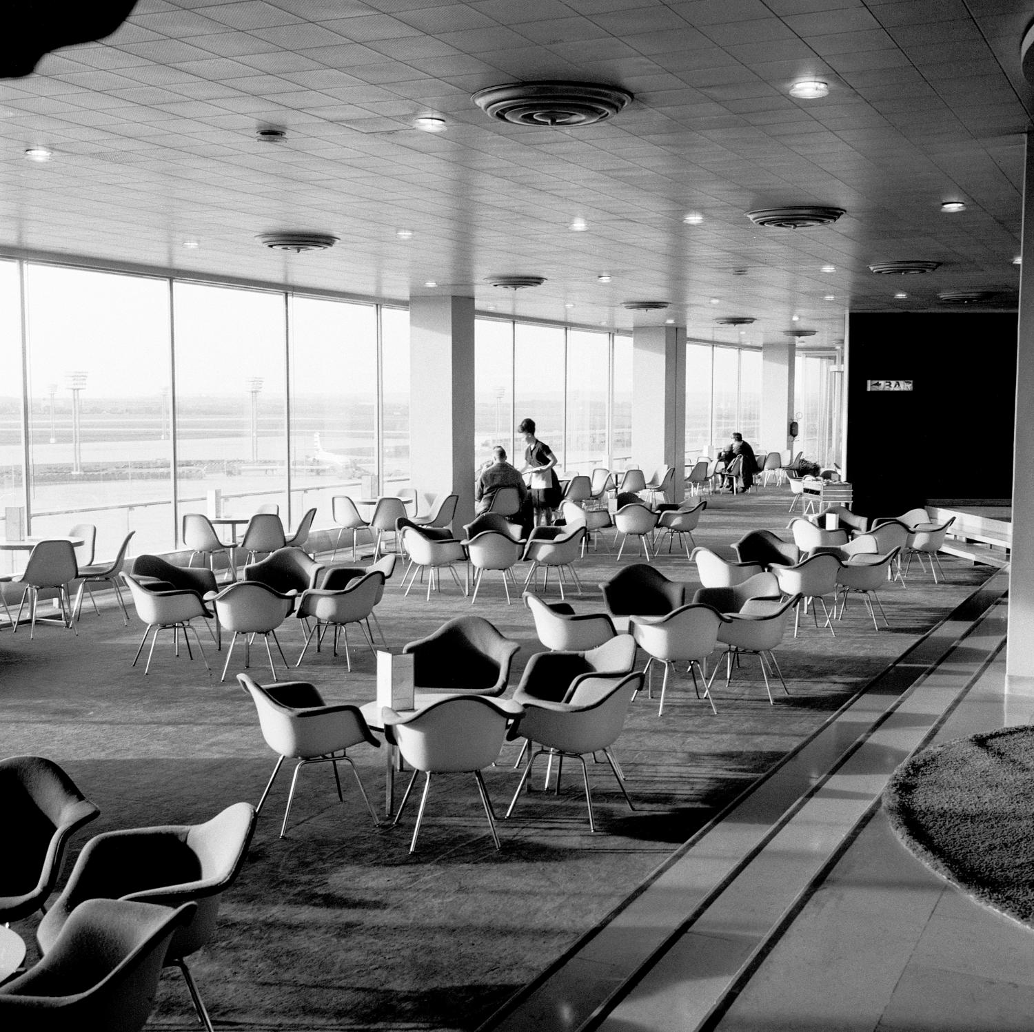 1961, la Corbeille, Eames Shell chairs (Charles et Ray Eames), conception des aménagements: Joseph-André Motte assisté d'André Monpoix, 3ème étage.