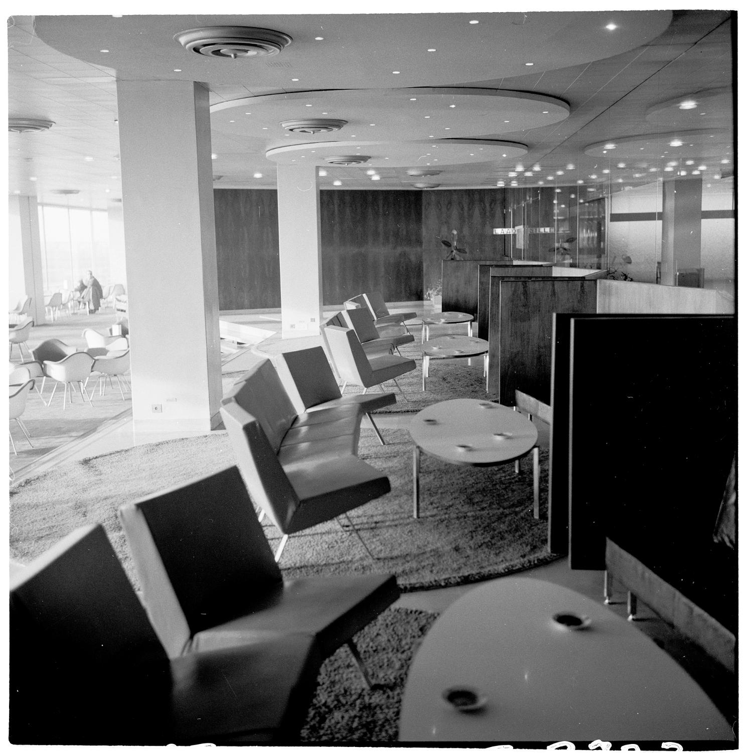 1961, la Corbeille, Eames Shell chairs (Charles et Ray Eames), fauteuils 740 (Joseph-André Motte), conception des aménagements: Joseph-André Motte assisté d'André Monpoix, 3ème étage.