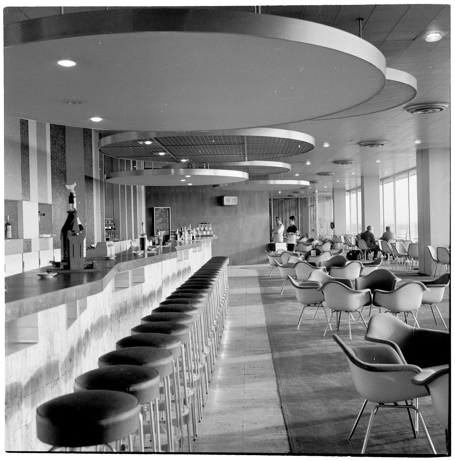 1961, bar de la Corbeille, Eames Shell chairs (Charles et Ray Eames), conception des aménagements: Joseph-André Motte assisté d'André Monpoix, 3ème étage.